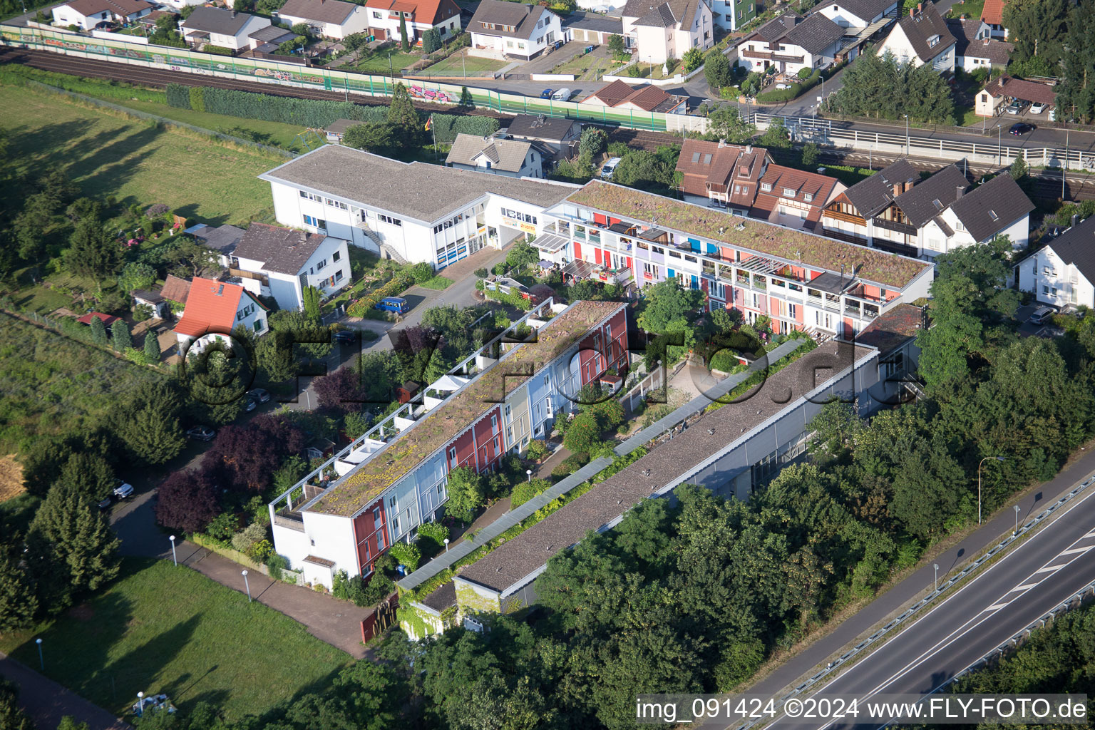 Zone industrielle de prairie de sable à Alsbach-Hähnlein dans le département Hesse, Allemagne du point de vue du drone