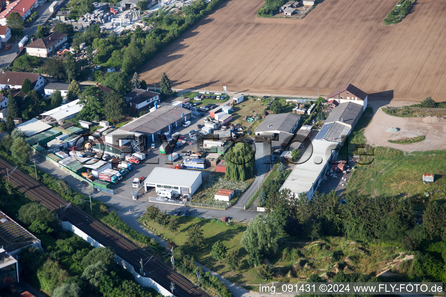 Zone industrielle de prairie de sable à Alsbach-Hähnlein dans le département Hesse, Allemagne d'un drone