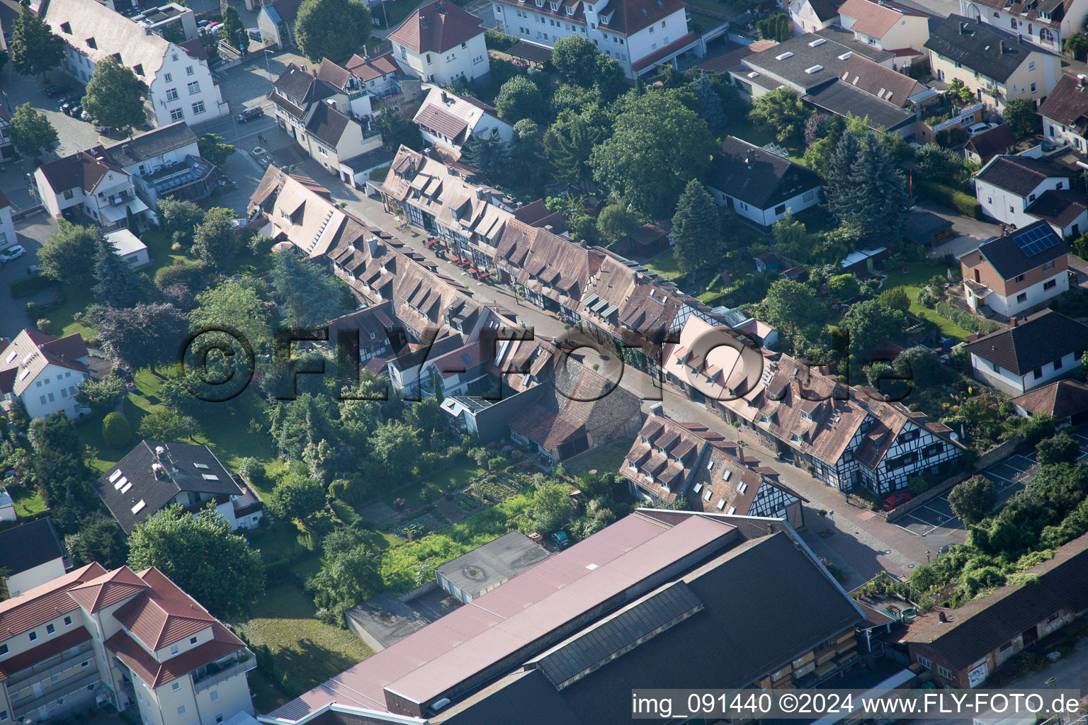 Vue d'oiseau de Zwingenberg dans le département Hesse, Allemagne