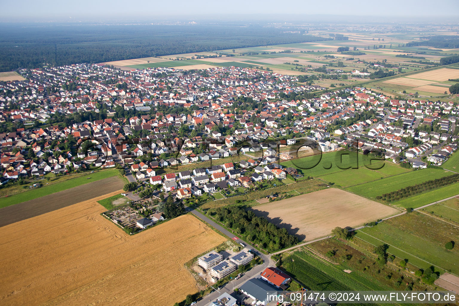 Vue aérienne de Vue des rues et des maisons des quartiers résidentiels à le quartier Grosshausen in Einhausen dans le département Hesse, Allemagne