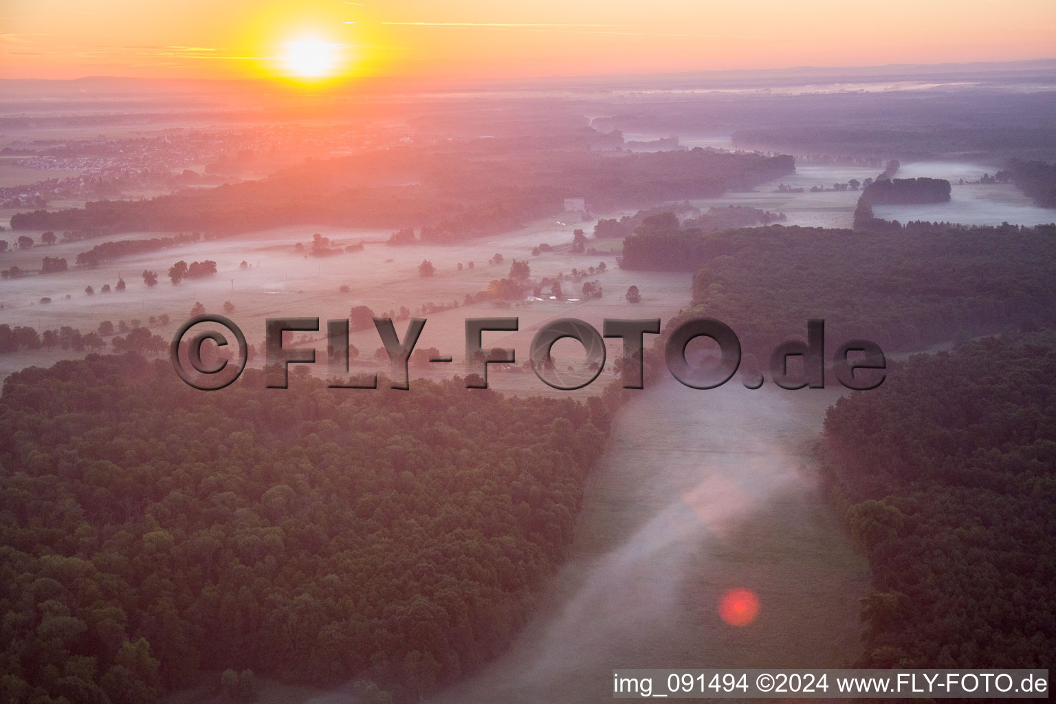 Vue aérienne de Lever du soleil dans la brume matinale sur le paysage des basses terres de Bruchbach-Otterbach à Kandel dans le département Rhénanie-Palatinat, Allemagne