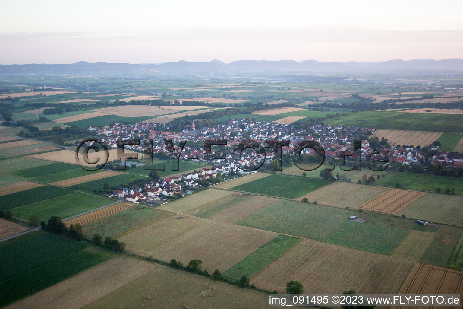 Enregistrement par drone de Freckenfeld dans le département Rhénanie-Palatinat, Allemagne