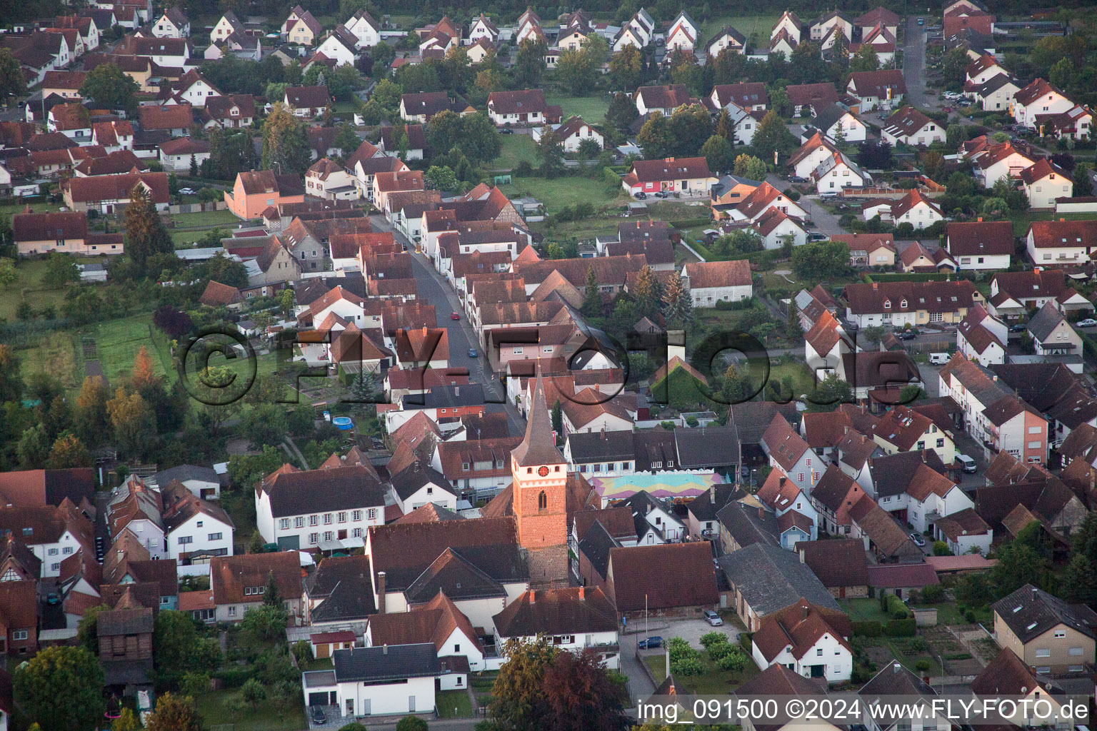 Quartier Schaidt in Wörth am Rhein dans le département Rhénanie-Palatinat, Allemagne du point de vue du drone