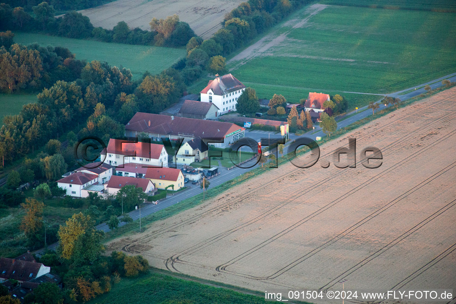 Vue aérienne de Ancienne gare à le quartier Schaidt in Wörth am Rhein dans le département Rhénanie-Palatinat, Allemagne