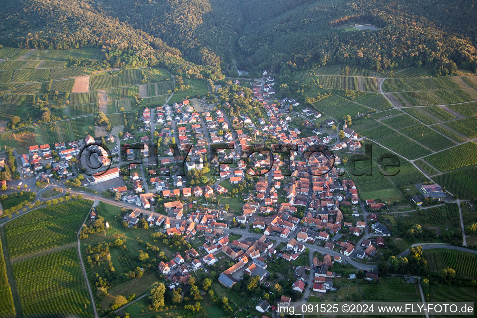 Enregistrement par drone de Quartier Rechtenbach in Schweigen-Rechtenbach dans le département Rhénanie-Palatinat, Allemagne