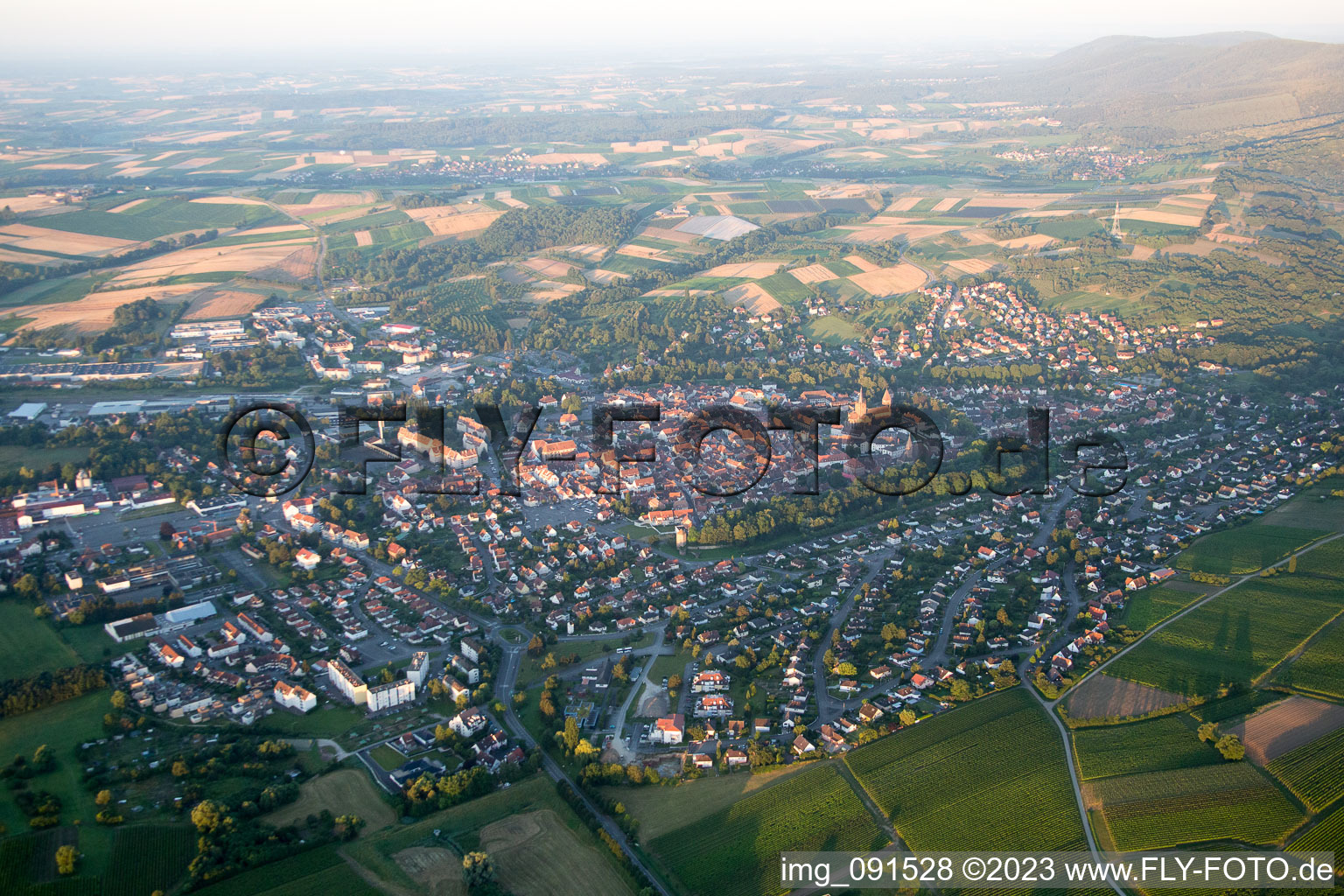Vue aérienne de Du nord-est à Wissembourg dans le département Bas Rhin, France