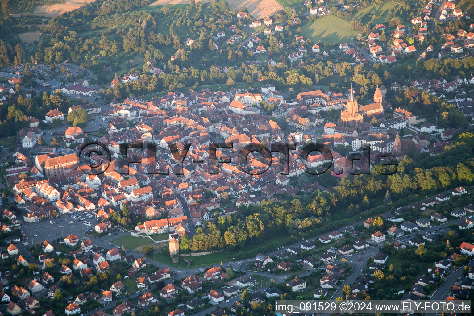 Vue aérienne de Du nord-est à Wissembourg dans le département Bas Rhin, France