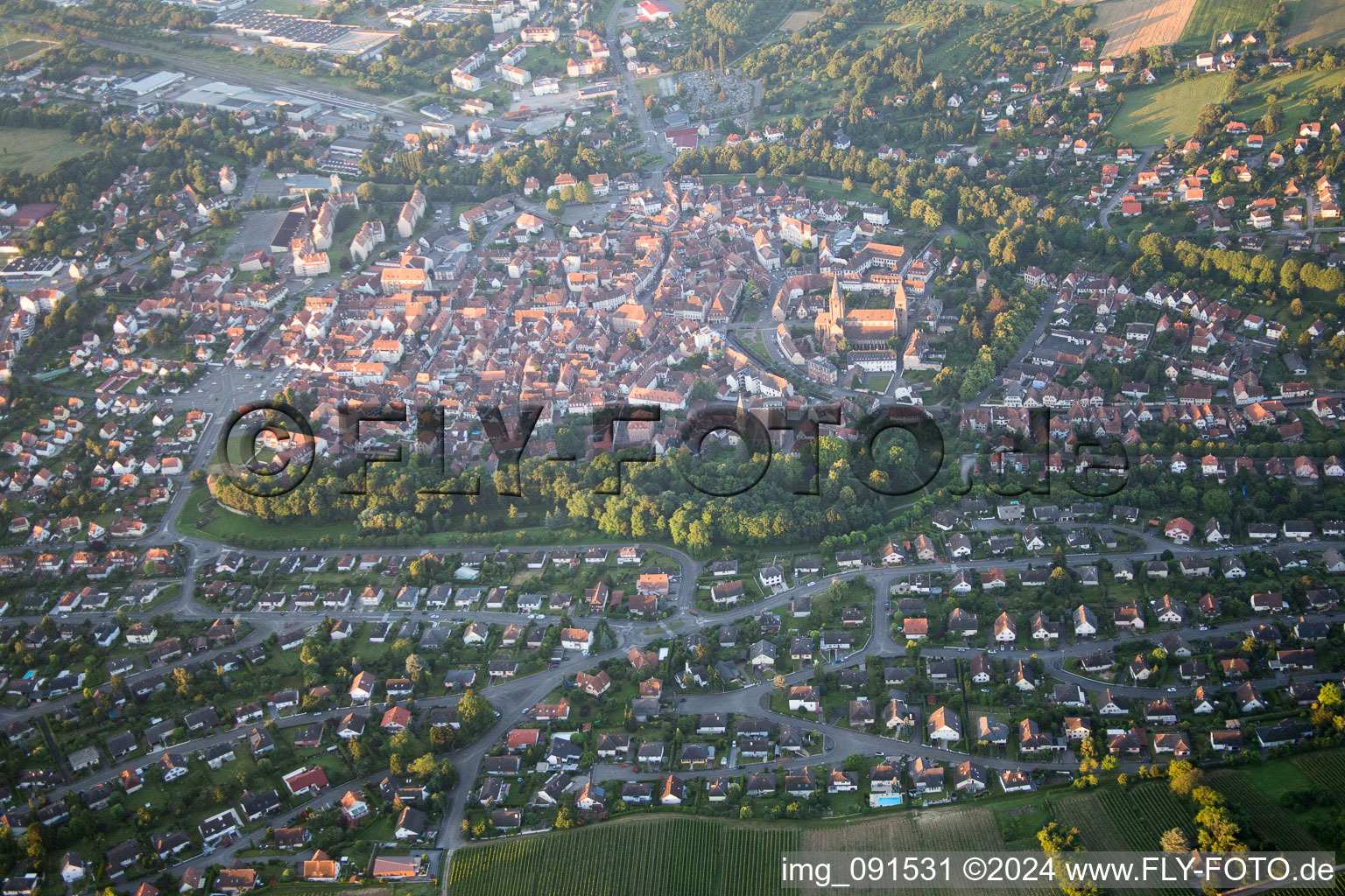 Vue oblique de Du nord-est à Wissembourg dans le département Bas Rhin, France