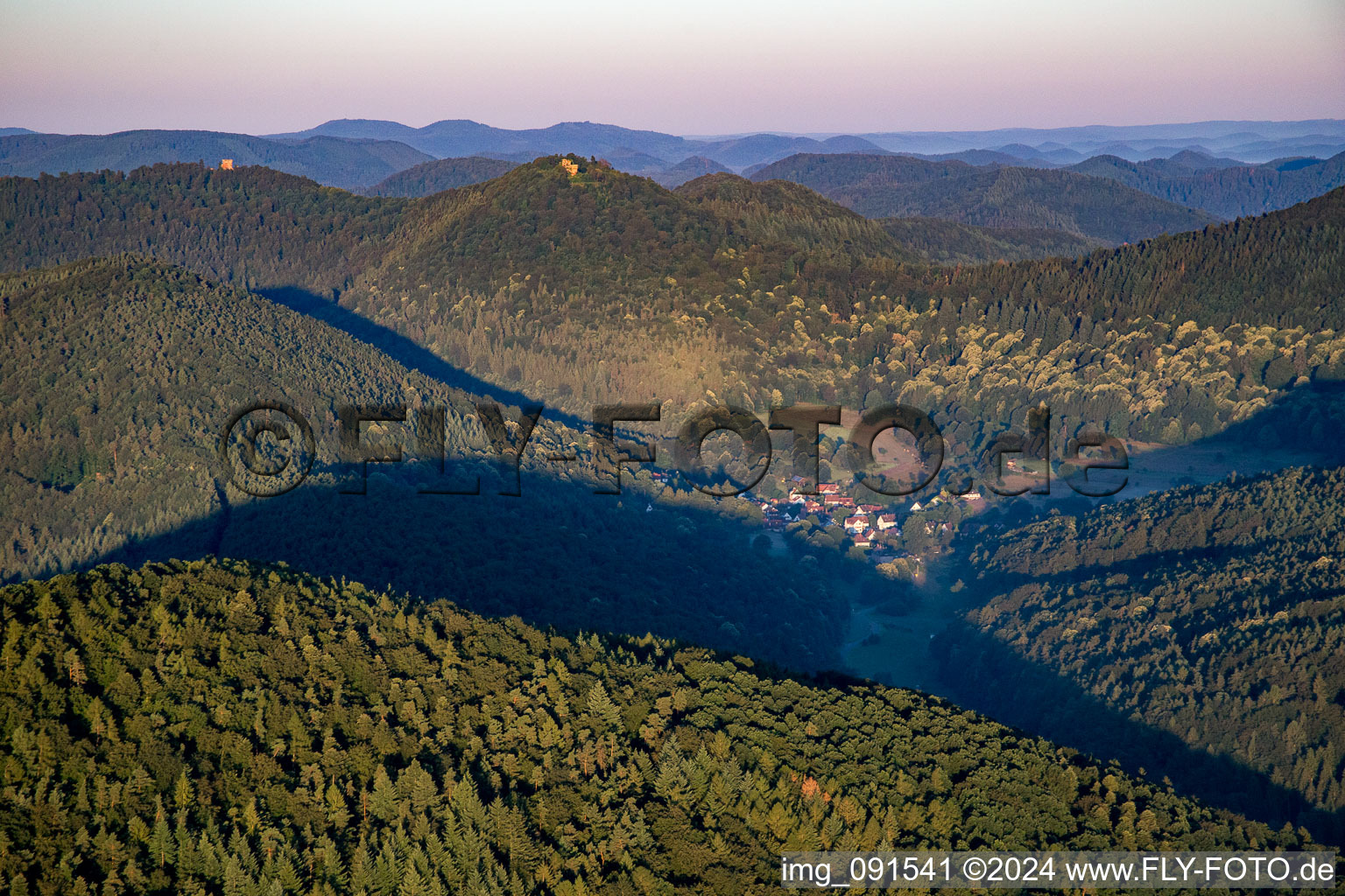 Vue aérienne de Nothweiler dans le département Rhénanie-Palatinat, Allemagne