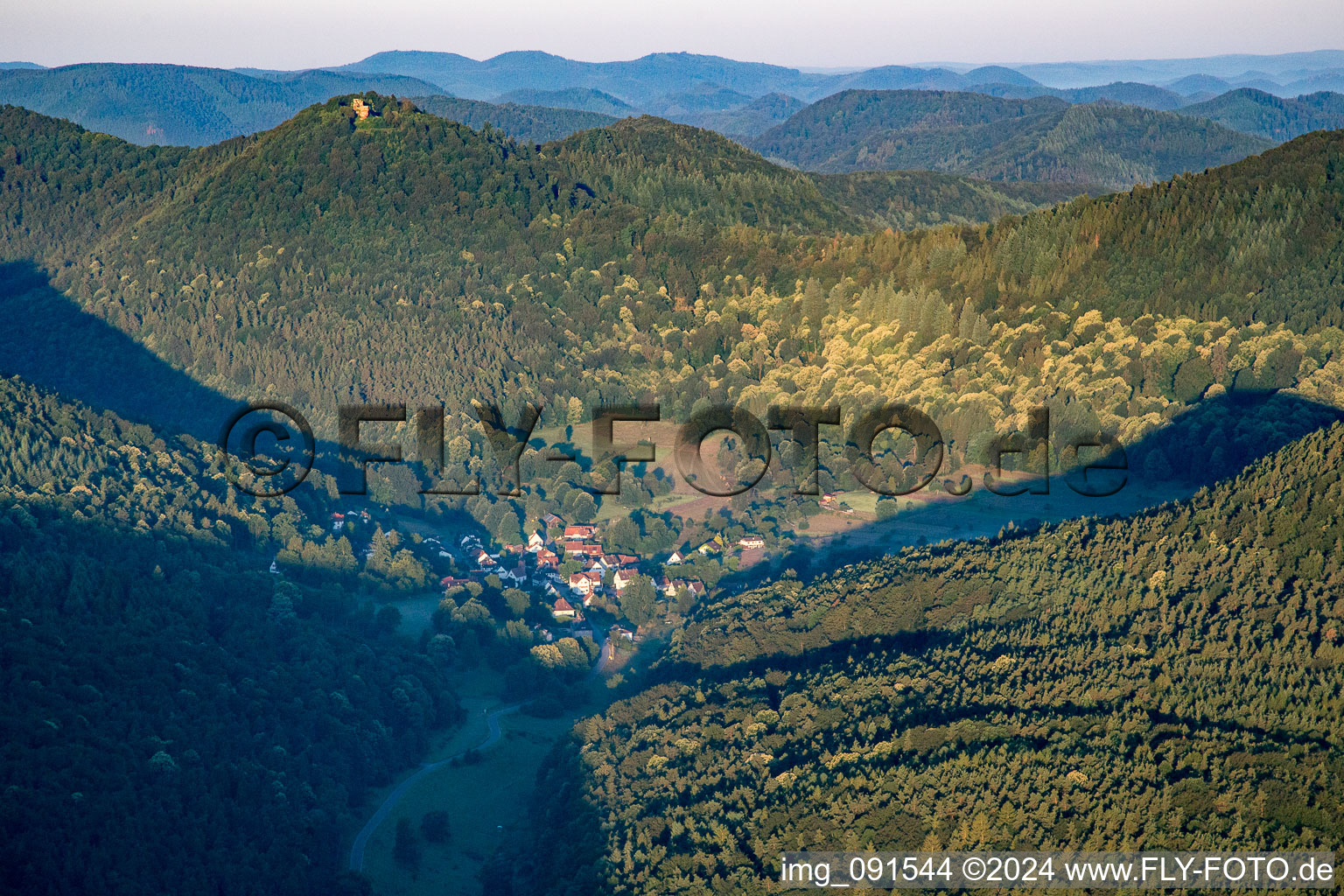 Vue aérienne de Nothweiler dans le département Rhénanie-Palatinat, Allemagne