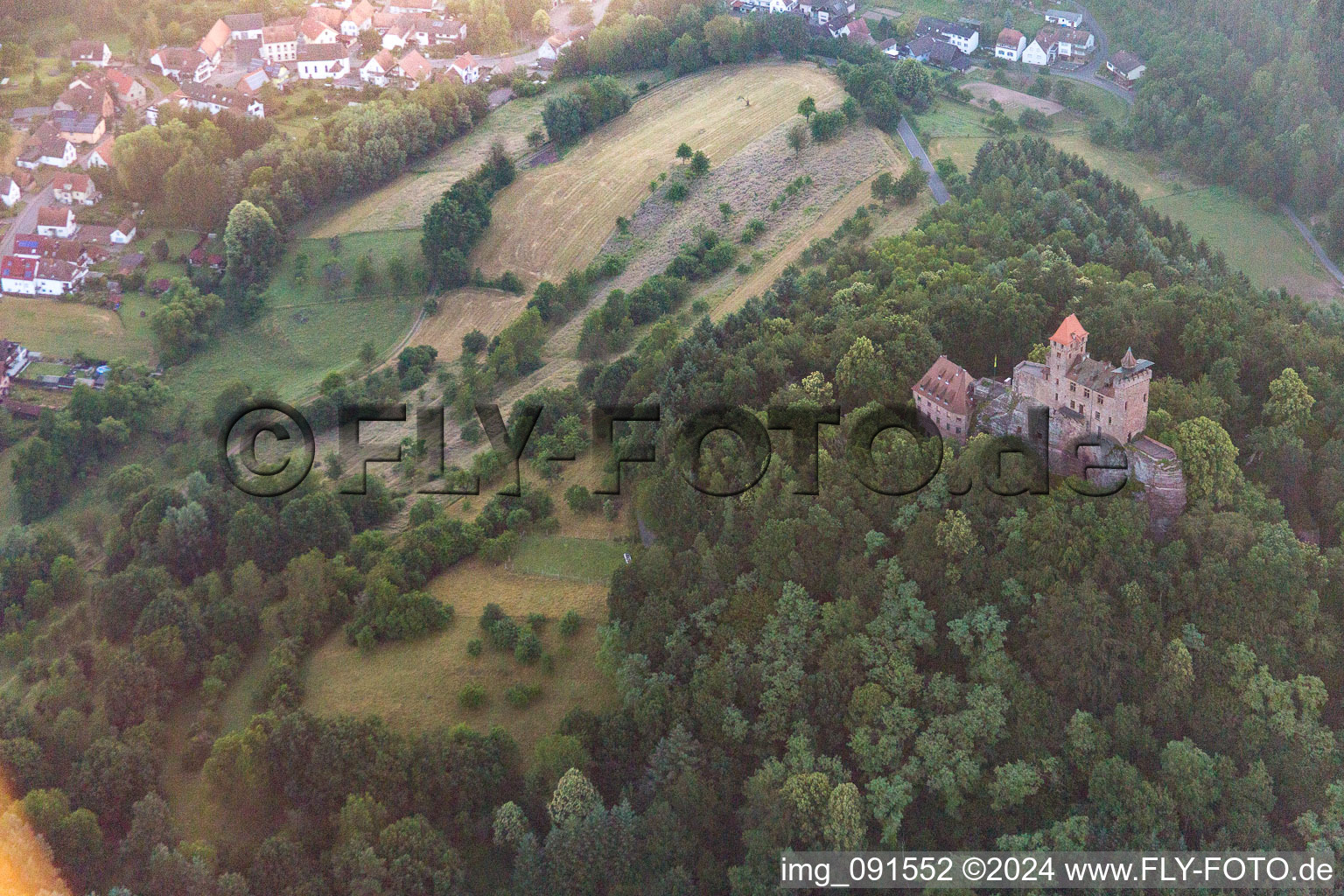 Vue aérienne de Erlenbach bei Dahn dans le département Rhénanie-Palatinat, Allemagne