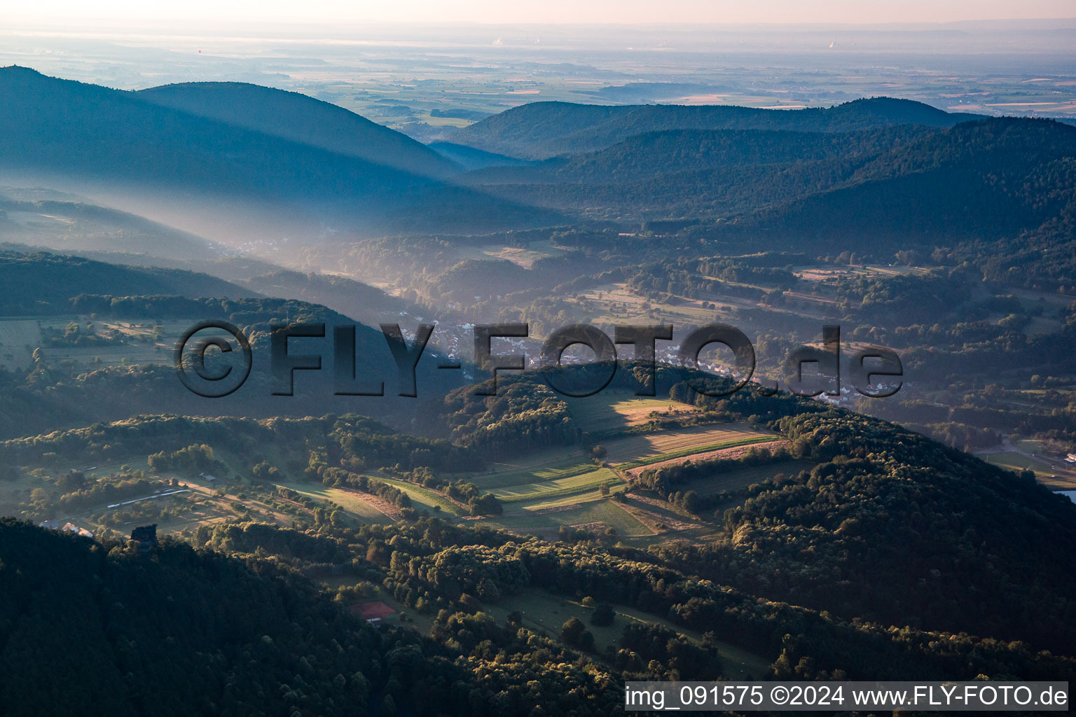 Vue aérienne de Du nord-ouest à Silz dans le département Rhénanie-Palatinat, Allemagne