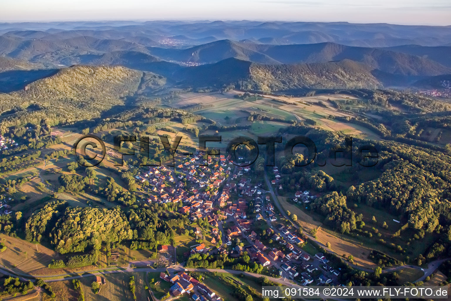 Vue aérienne de Champs agricoles et surfaces utilisables à Völkersweiler dans le département Rhénanie-Palatinat, Allemagne