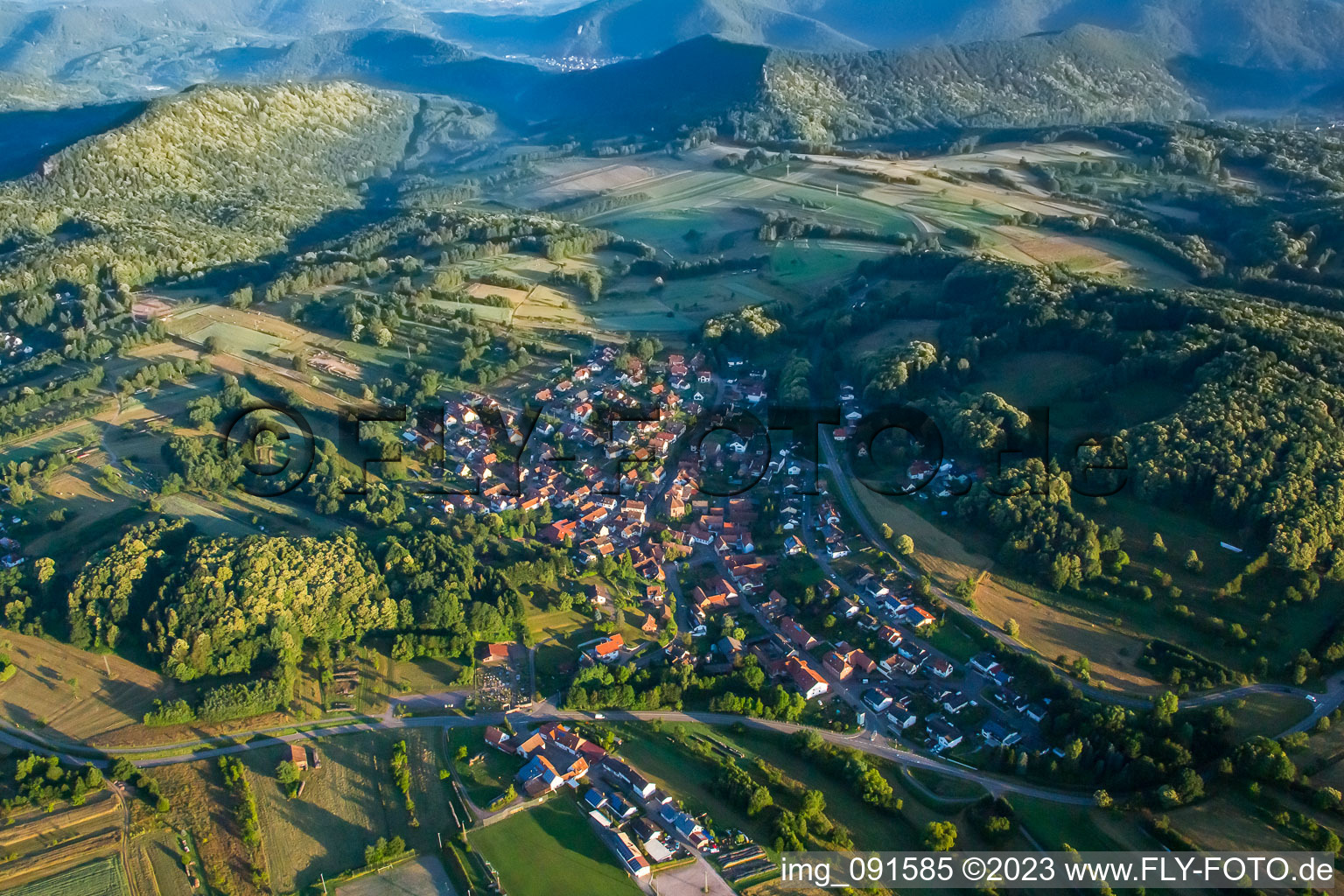 Vue aérienne de Völkersweiler dans le département Rhénanie-Palatinat, Allemagne