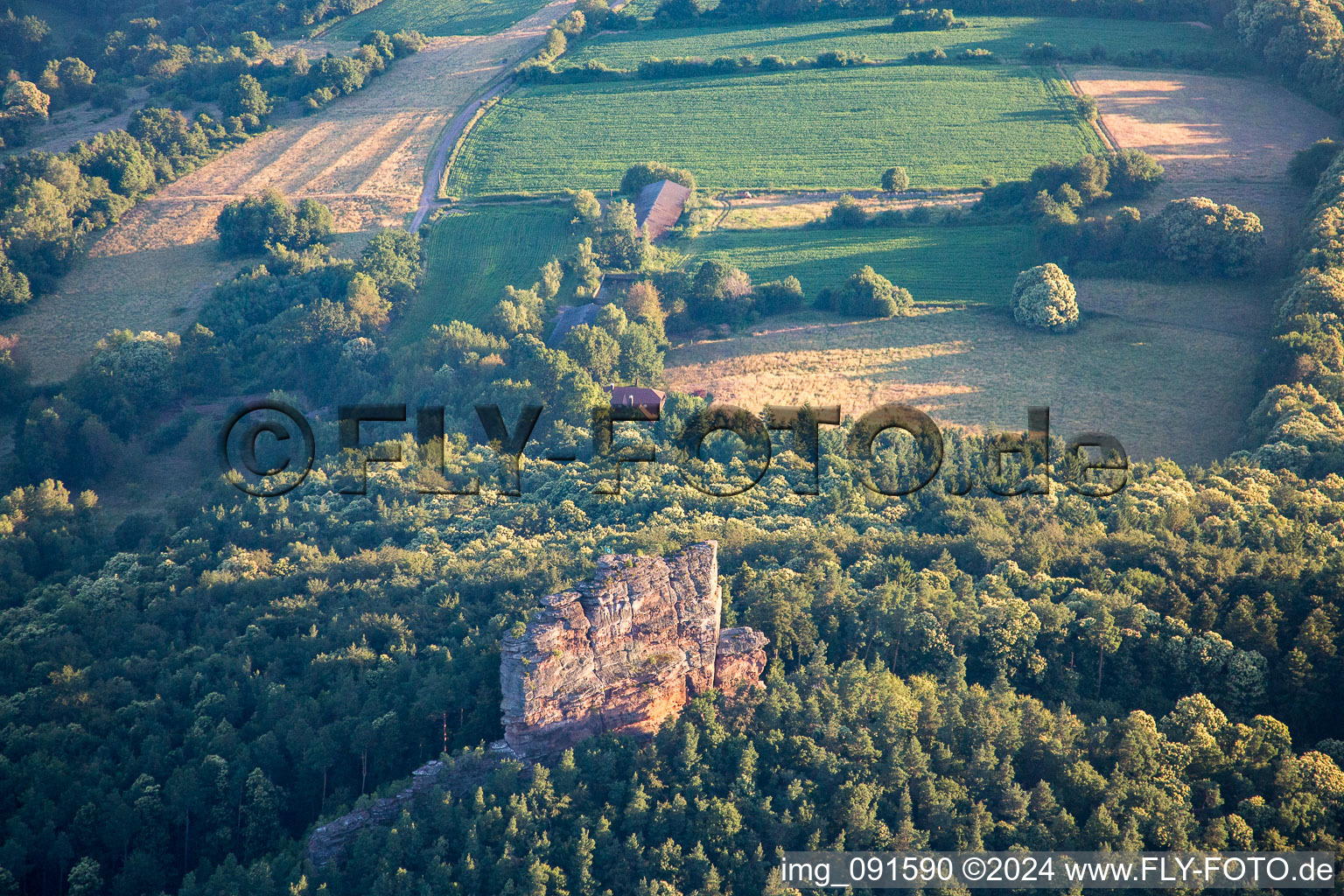 Vue aérienne de Asselstein à Annweiler am Trifels dans le département Rhénanie-Palatinat, Allemagne