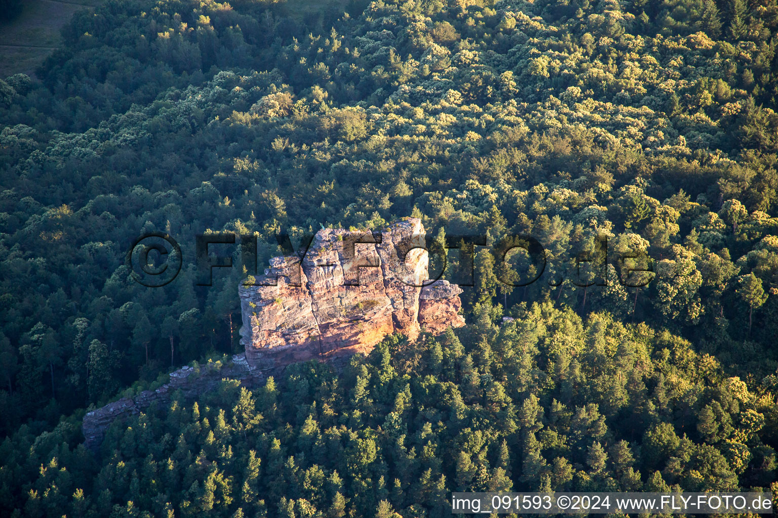 Vue aérienne de Asselstein à Annweiler am Trifels dans le département Rhénanie-Palatinat, Allemagne