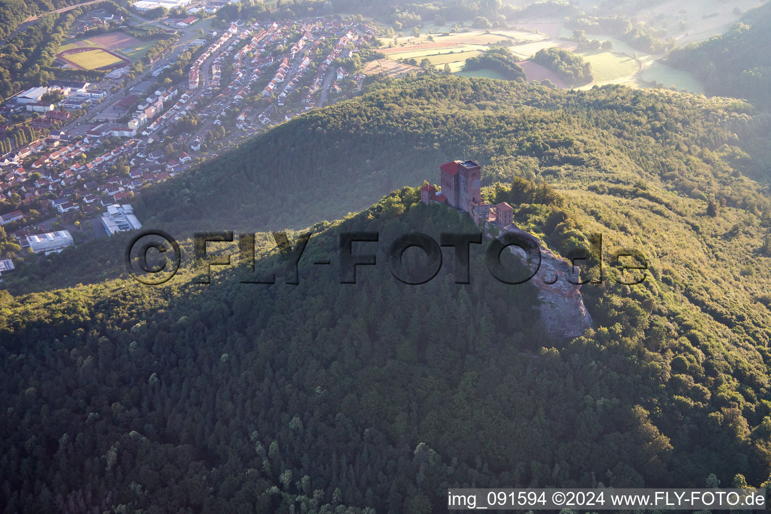 Photographie aérienne de Trifels escalade le rocher à Annweiler am Trifels dans le département Rhénanie-Palatinat, Allemagne