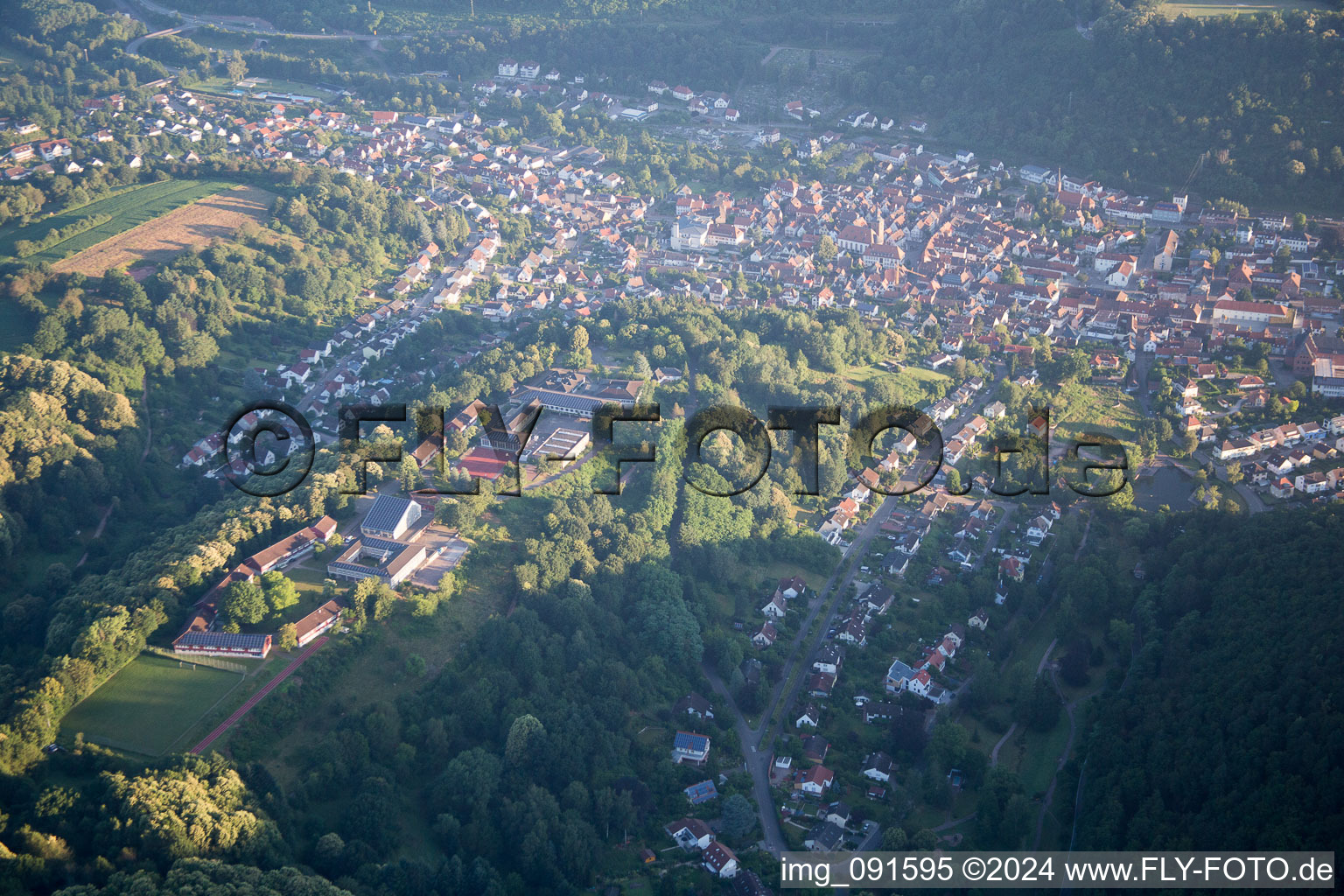 Vue aérienne de Lycée évangélique Trifels à Annweiler am Trifels dans le département Rhénanie-Palatinat, Allemagne