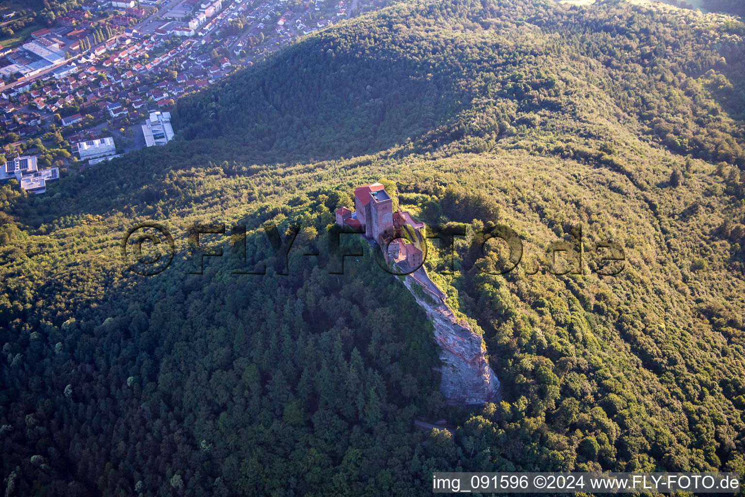 Image drone de Château de Trifels à Annweiler am Trifels dans le département Rhénanie-Palatinat, Allemagne