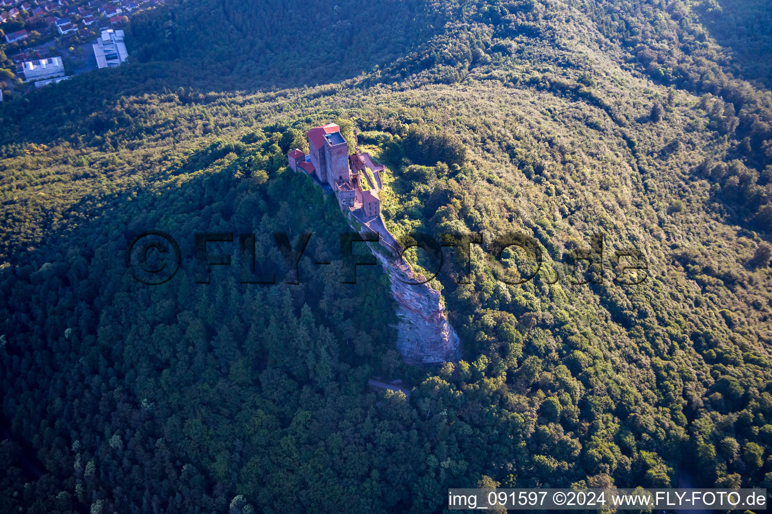 Château de Trifels à Annweiler am Trifels dans le département Rhénanie-Palatinat, Allemagne du point de vue du drone