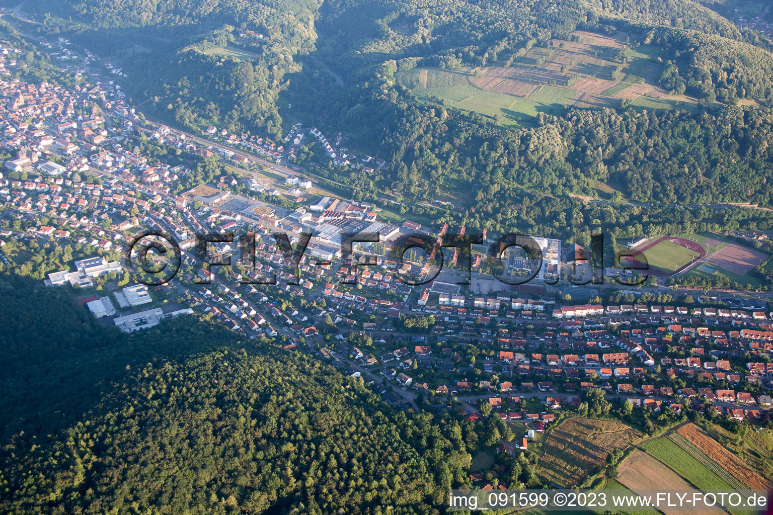 Vue aérienne de Annweiler am Trifels dans le département Rhénanie-Palatinat, Allemagne