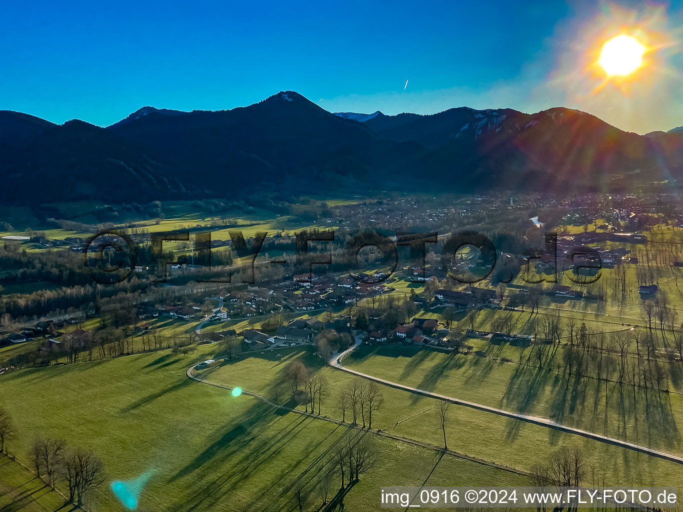 Vue aérienne de Lever de soleil sur la vallée de l'Isar à Lenggries dans le département Bavière, Allemagne