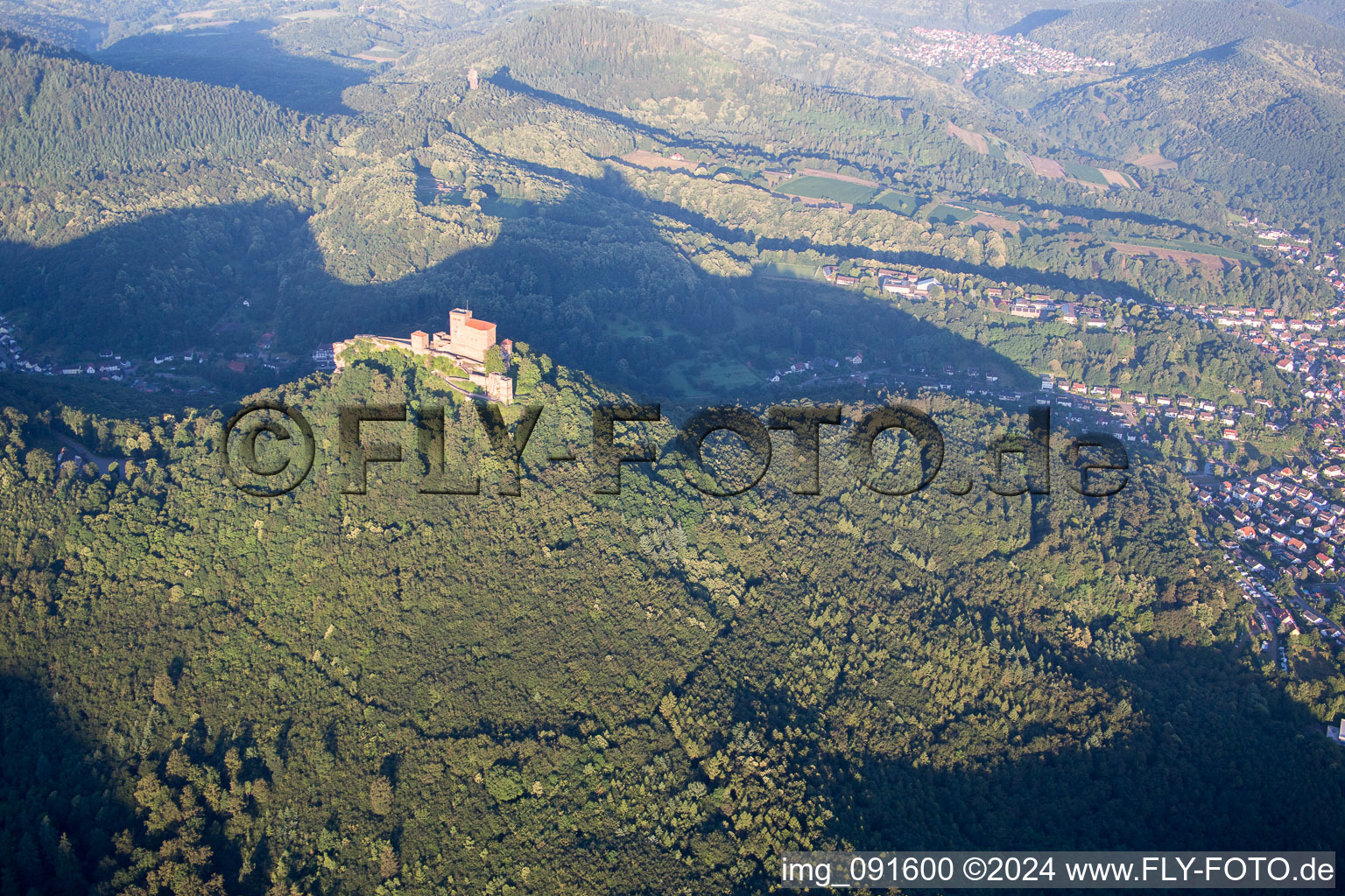 Château de Trifels à Annweiler am Trifels dans le département Rhénanie-Palatinat, Allemagne d'un drone