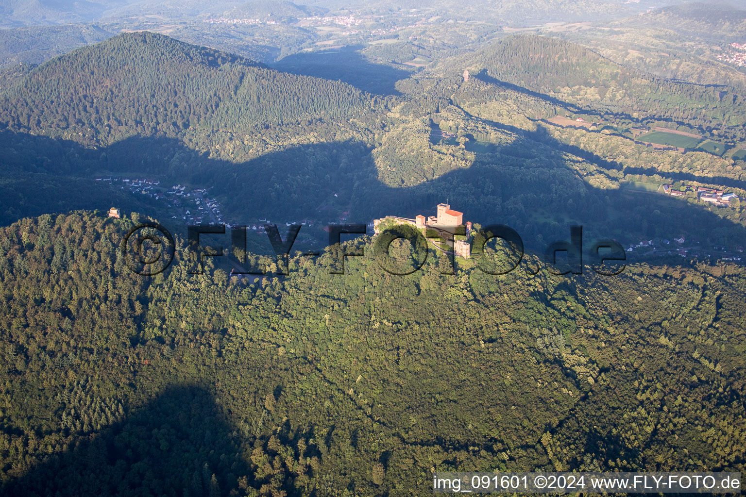 Château de Trifels à Annweiler am Trifels dans le département Rhénanie-Palatinat, Allemagne vu d'un drone