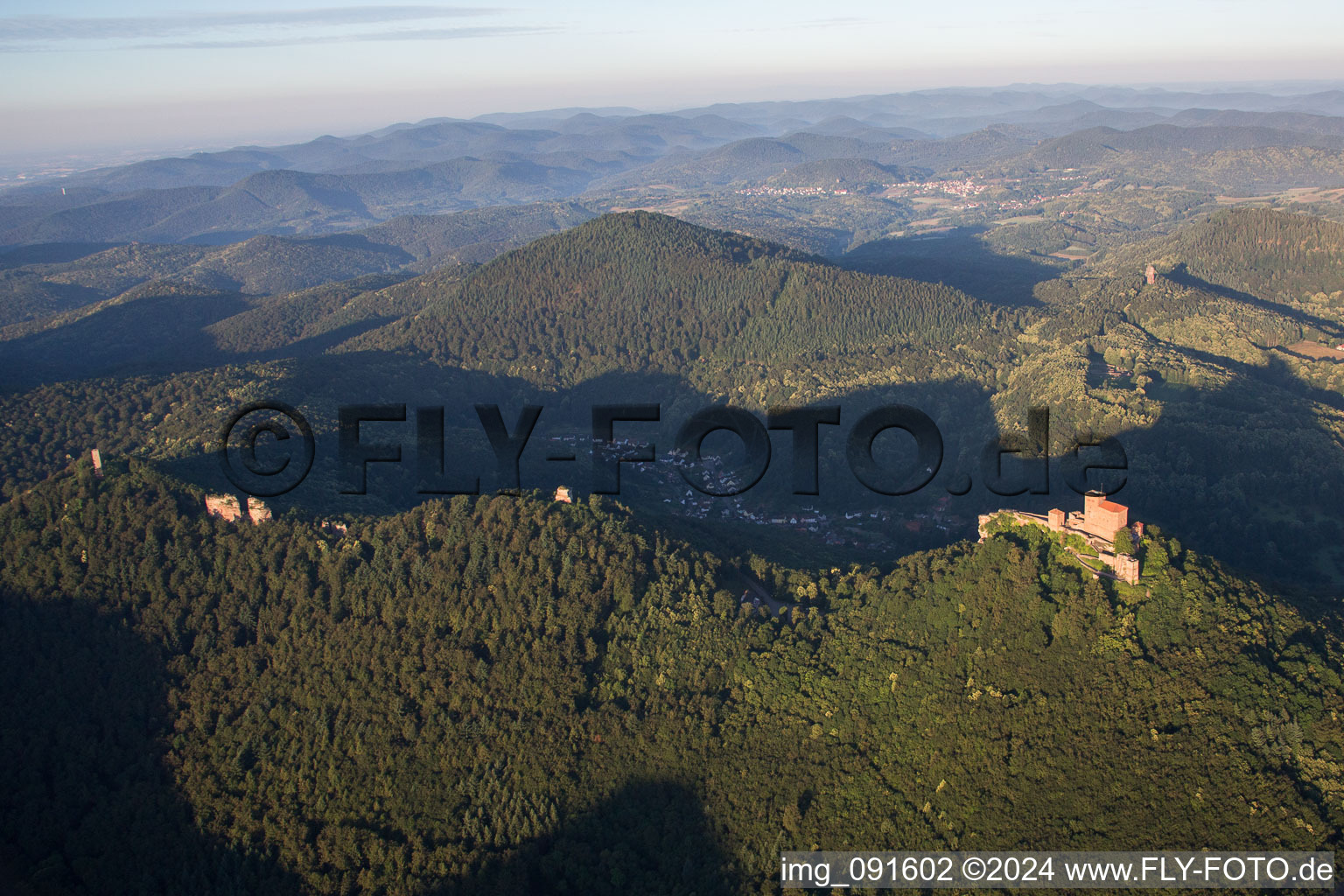 Vue aérienne de Château de Trifels à Annweiler am Trifels dans le département Rhénanie-Palatinat, Allemagne