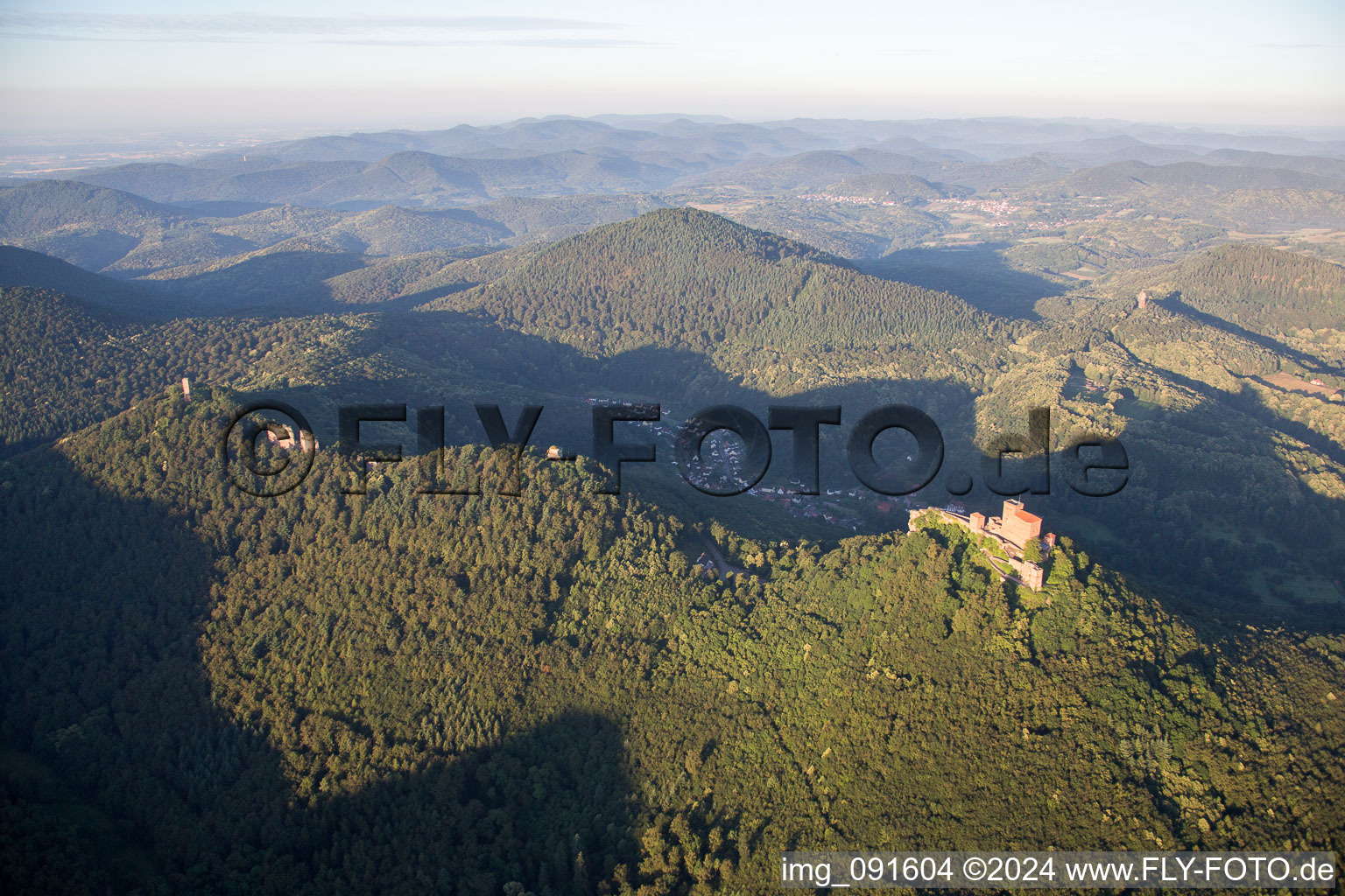 Vue oblique de Château de Trifels à Annweiler am Trifels dans le département Rhénanie-Palatinat, Allemagne