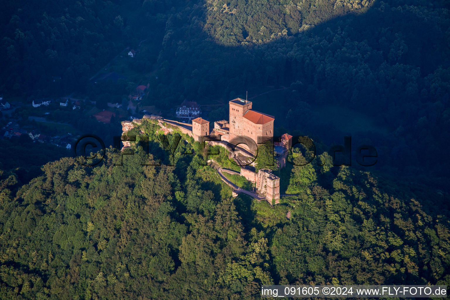 Château de Trifels à Annweiler am Trifels dans le département Rhénanie-Palatinat, Allemagne d'en haut