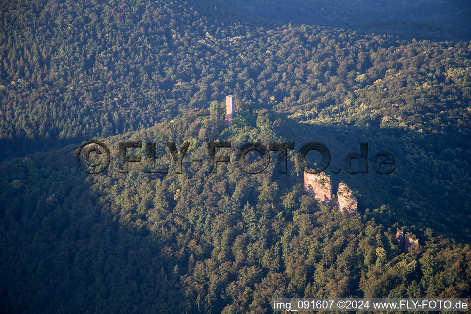 Château de Trifels à Annweiler am Trifels dans le département Rhénanie-Palatinat, Allemagne vue d'en haut