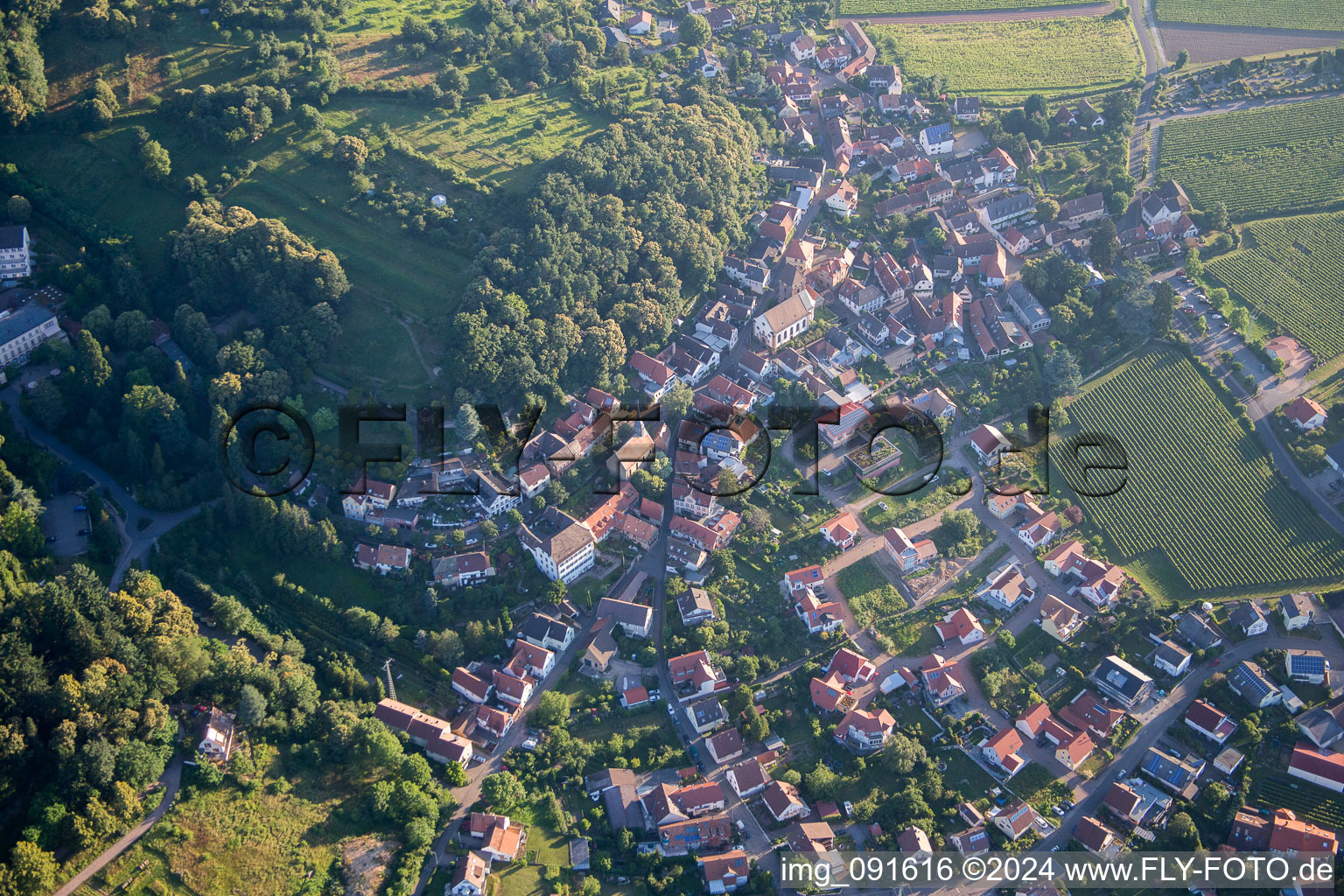 Vue aérienne de Gleisweiler dans le département Rhénanie-Palatinat, Allemagne