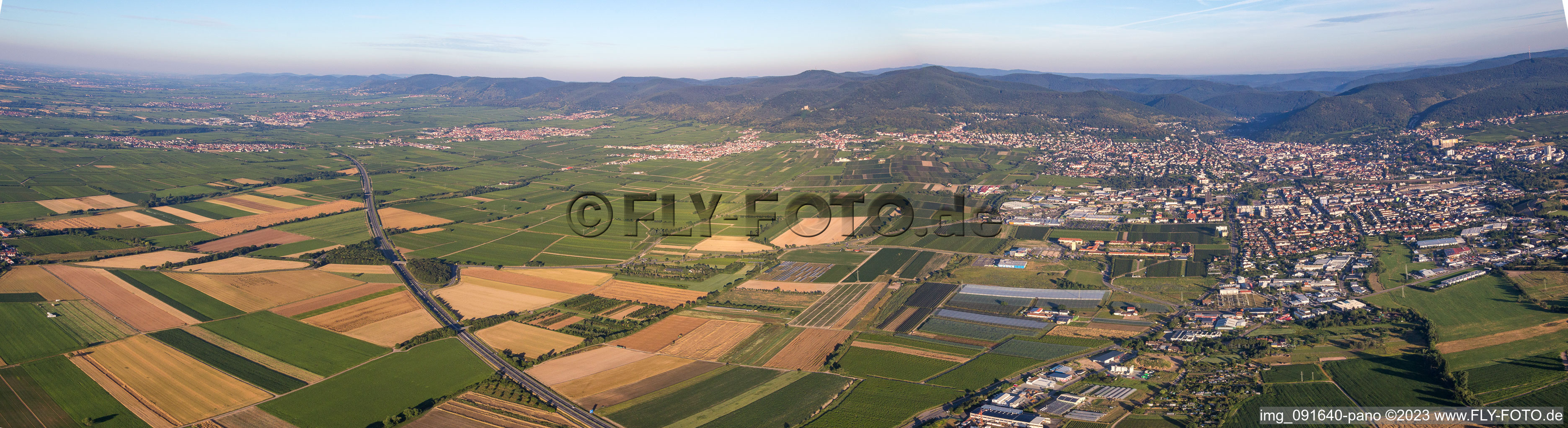 Vue aérienne de Panorama de l'A65 dans le SÜW à Neustadt an der Weinstraße dans le département Rhénanie-Palatinat, Allemagne