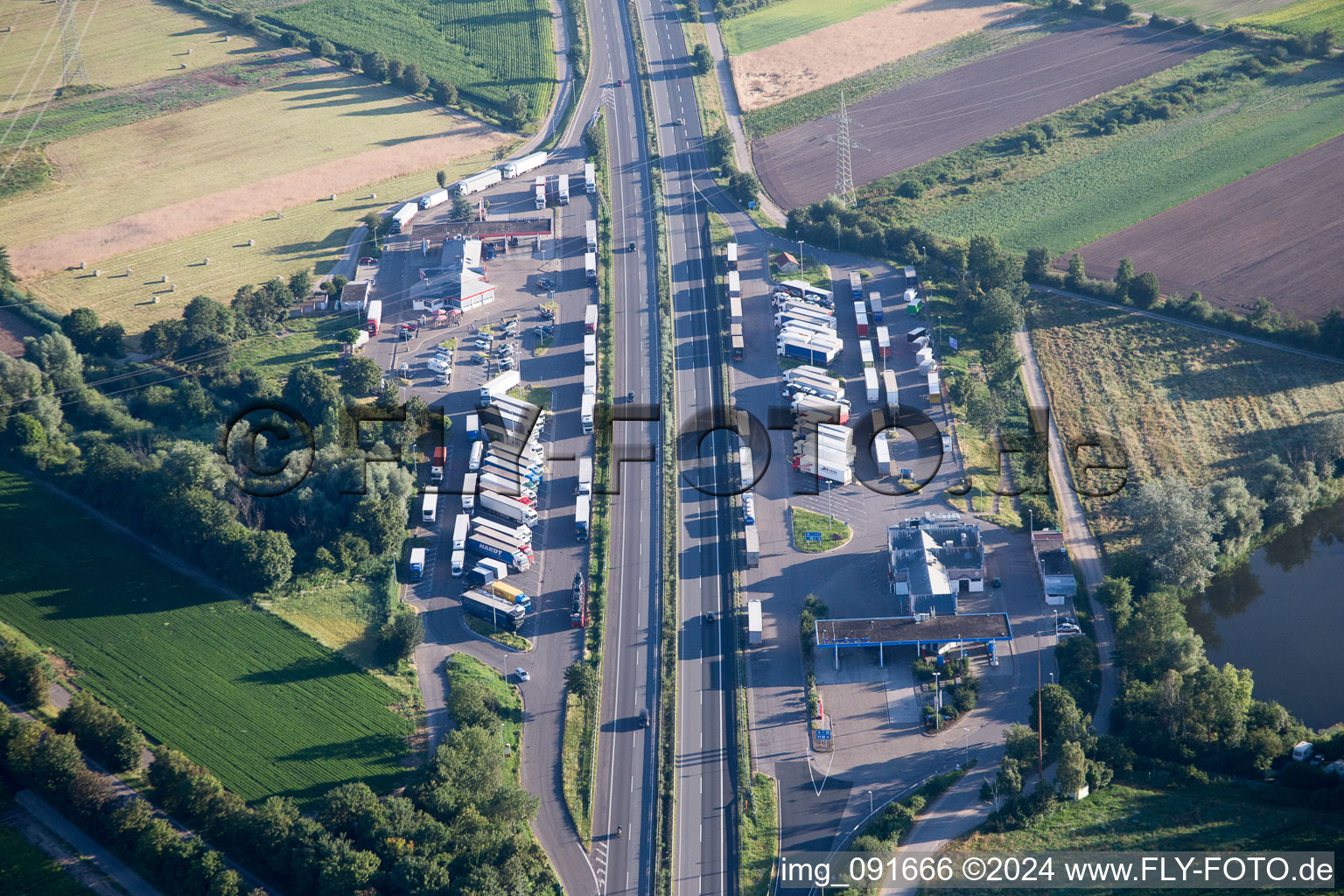 Vue aérienne de Aire d'autoroute sur l'axe de circulation et les directions du BAB 61 à le quartier Dannstadt in Dannstadt-Schauernheim dans le département Rhénanie-Palatinat, Allemagne