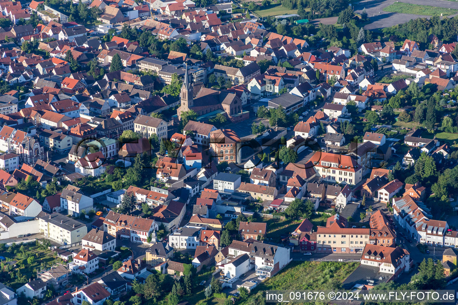 Vue aérienne de Saint-Jacques à Schifferstadt dans le département Rhénanie-Palatinat, Allemagne