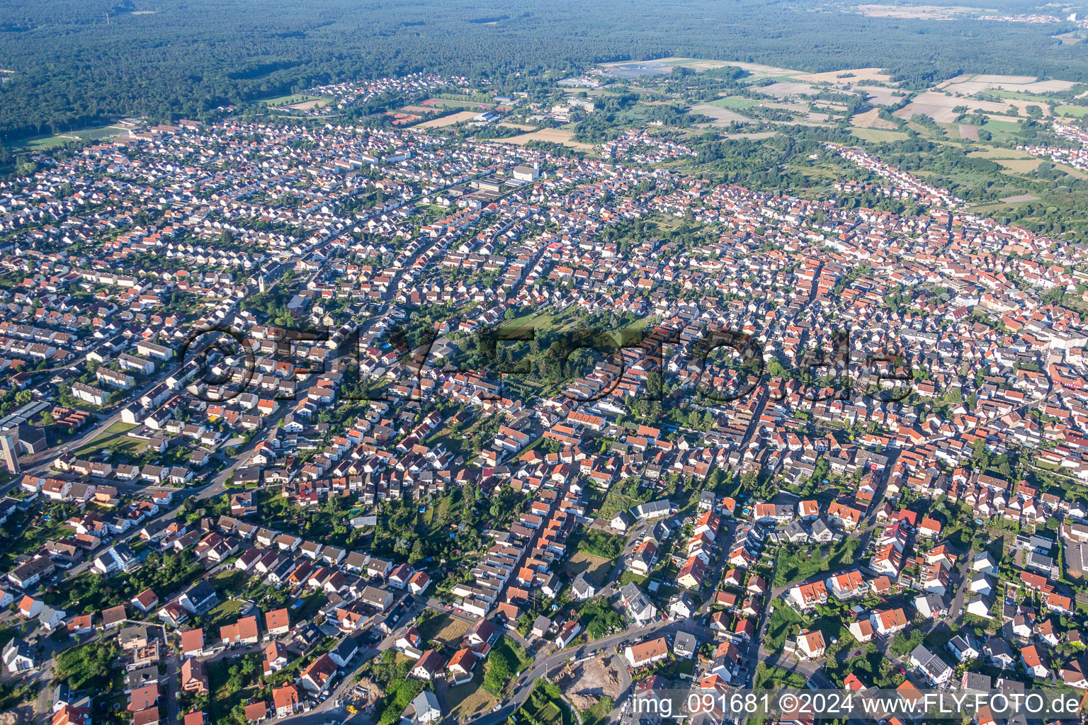 Vue aérienne de Zone urbaine avec périphérie et centre-ville à Schifferstadt dans le département Rhénanie-Palatinat, Allemagne