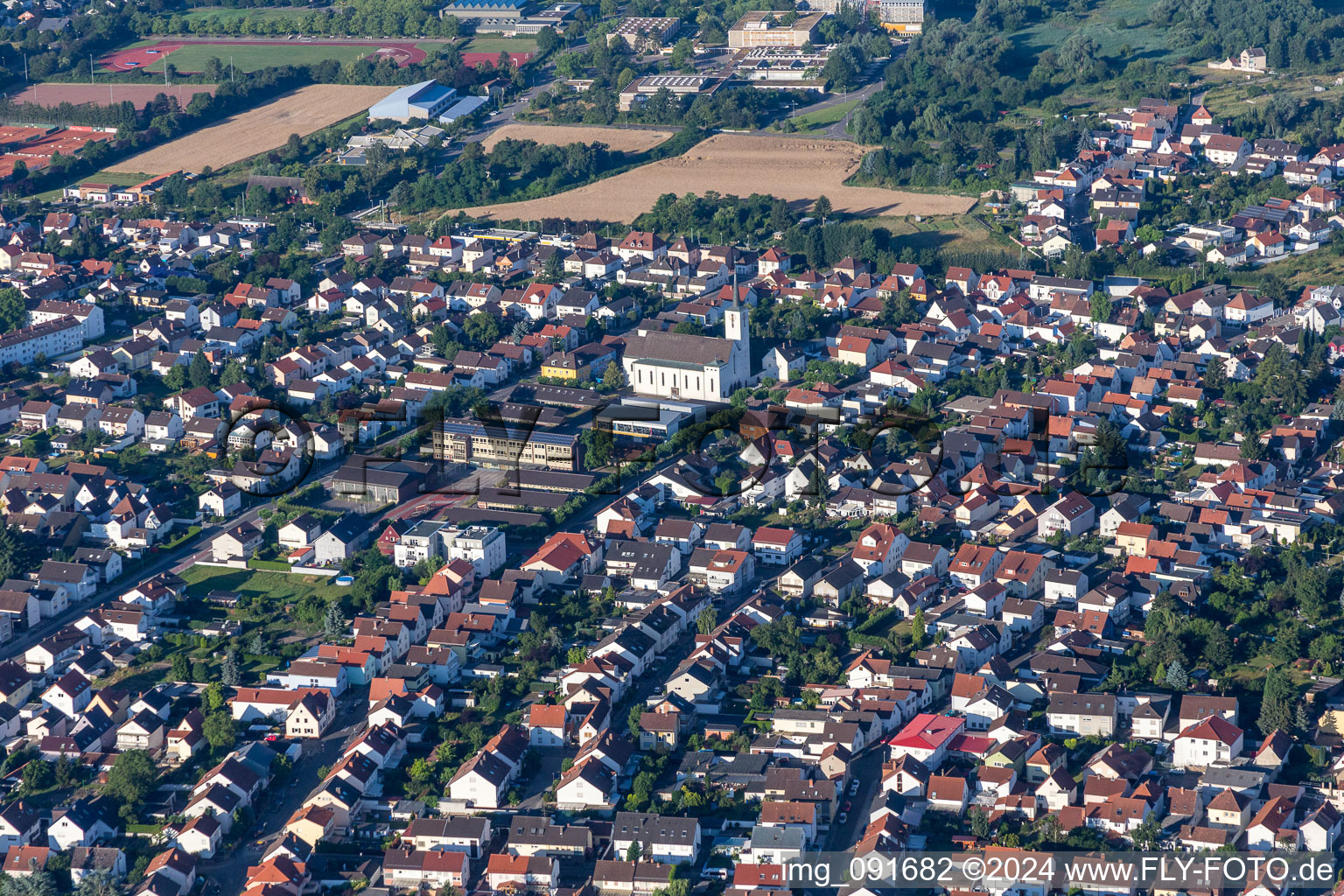 Photographie aérienne de Zone urbaine avec périphérie et centre-ville à Schifferstadt dans le département Rhénanie-Palatinat, Allemagne