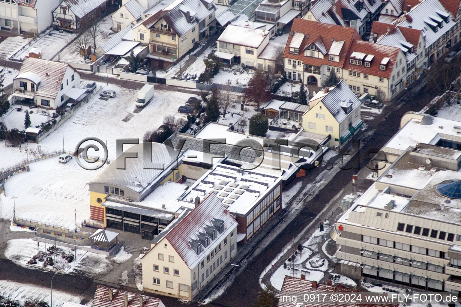 Vue aérienne de Hôtel de ville enneigé en hiver de l'association des communes et de la ville Kandel à Kandel dans le département Rhénanie-Palatinat, Allemagne