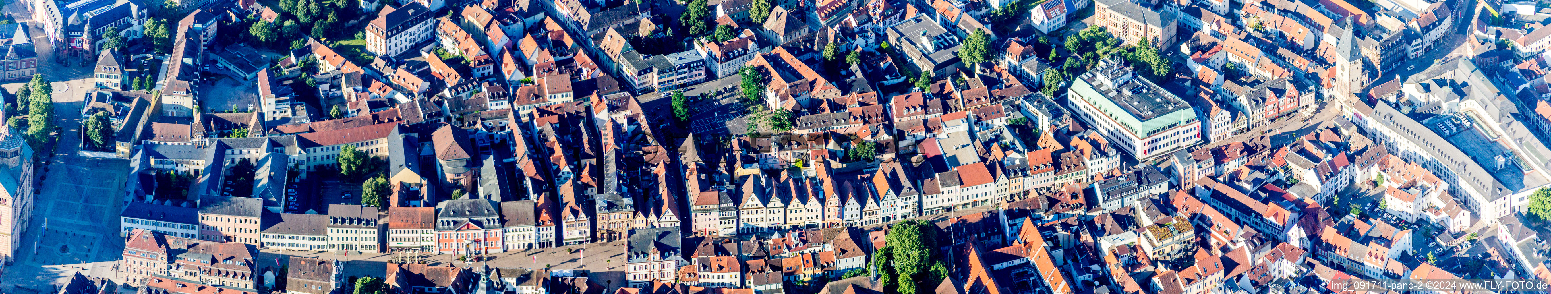 Vue aérienne de Perspective panoramique du tracé des rues de la célèbre promenade et rue commerçante Maximilianstrasse, de la cathédrale à l'Altpörtel à Speyer dans le département Rhénanie-Palatinat, Allemagne