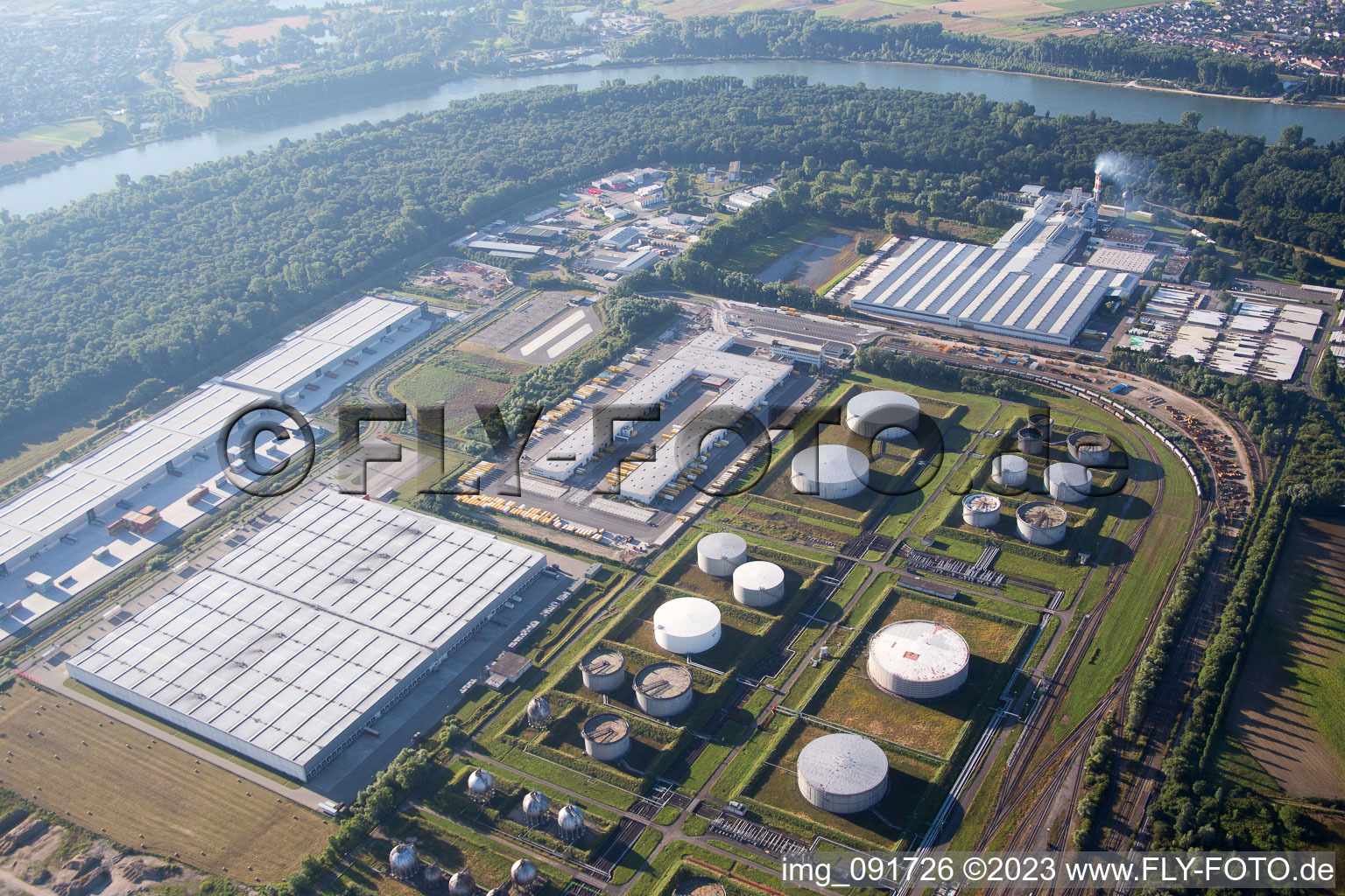 Vue aérienne de Zone industrielle à l'aéroport, centre logistique DHL à Speyer dans le département Rhénanie-Palatinat, Allemagne