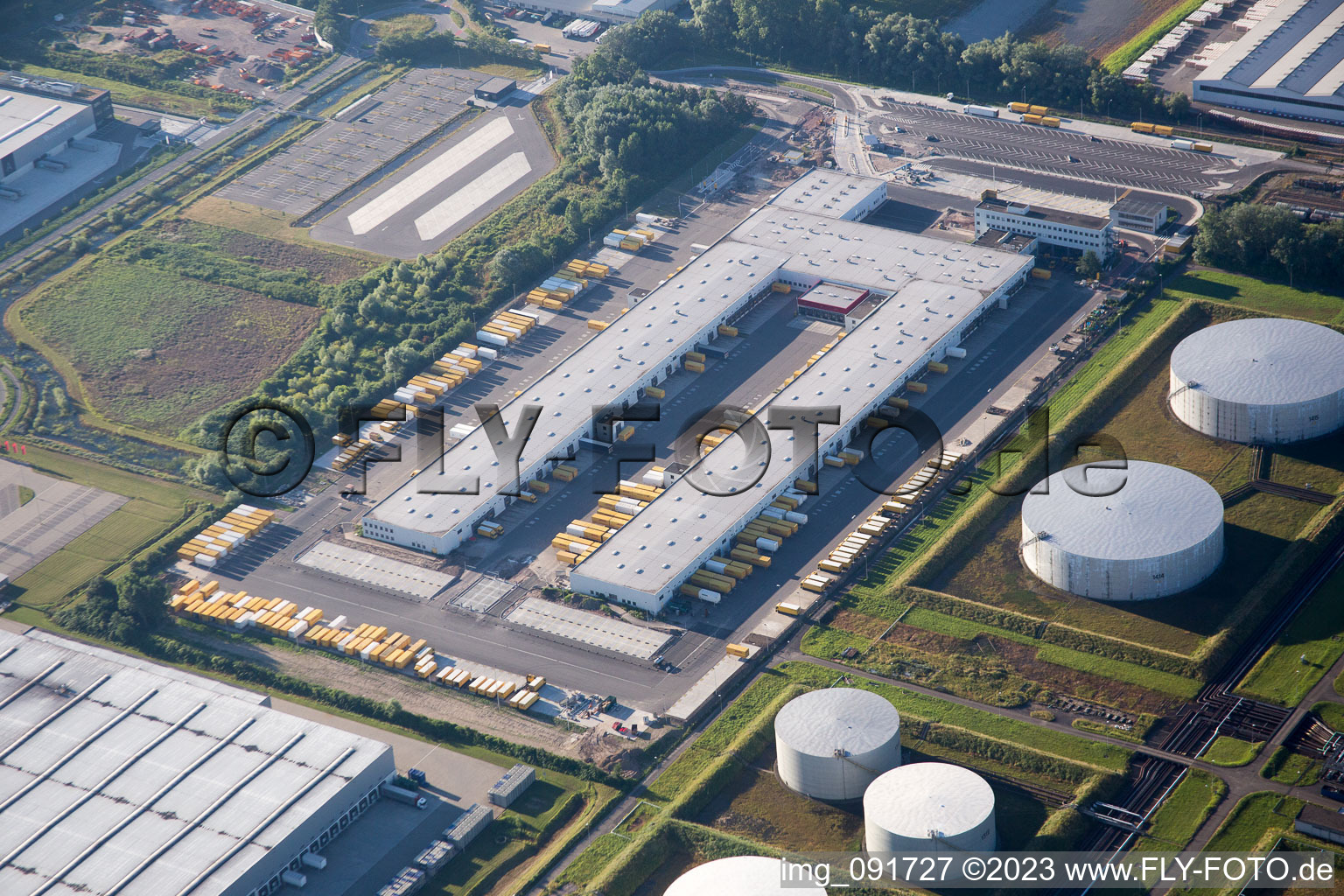 Photographie aérienne de Zone industrielle à l'aéroport, centre logistique DHL à Speyer dans le département Rhénanie-Palatinat, Allemagne