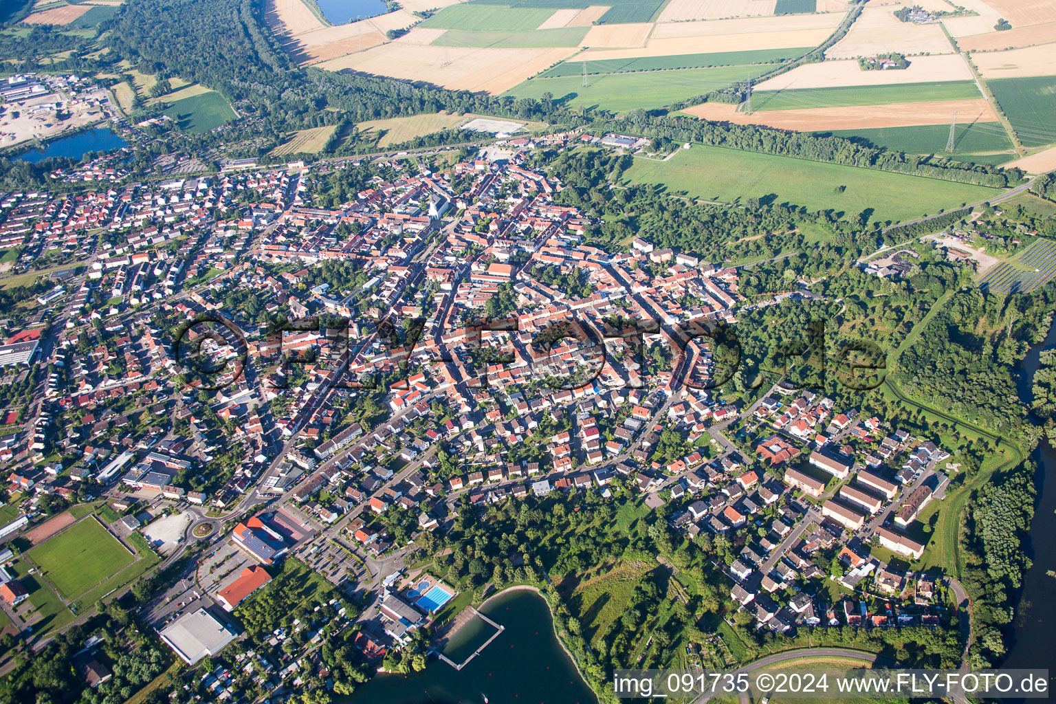 Vue aérienne de Vue des rues et des maisons des quartiers résidentiels à Philippsburg dans le département Bade-Wurtemberg, Allemagne