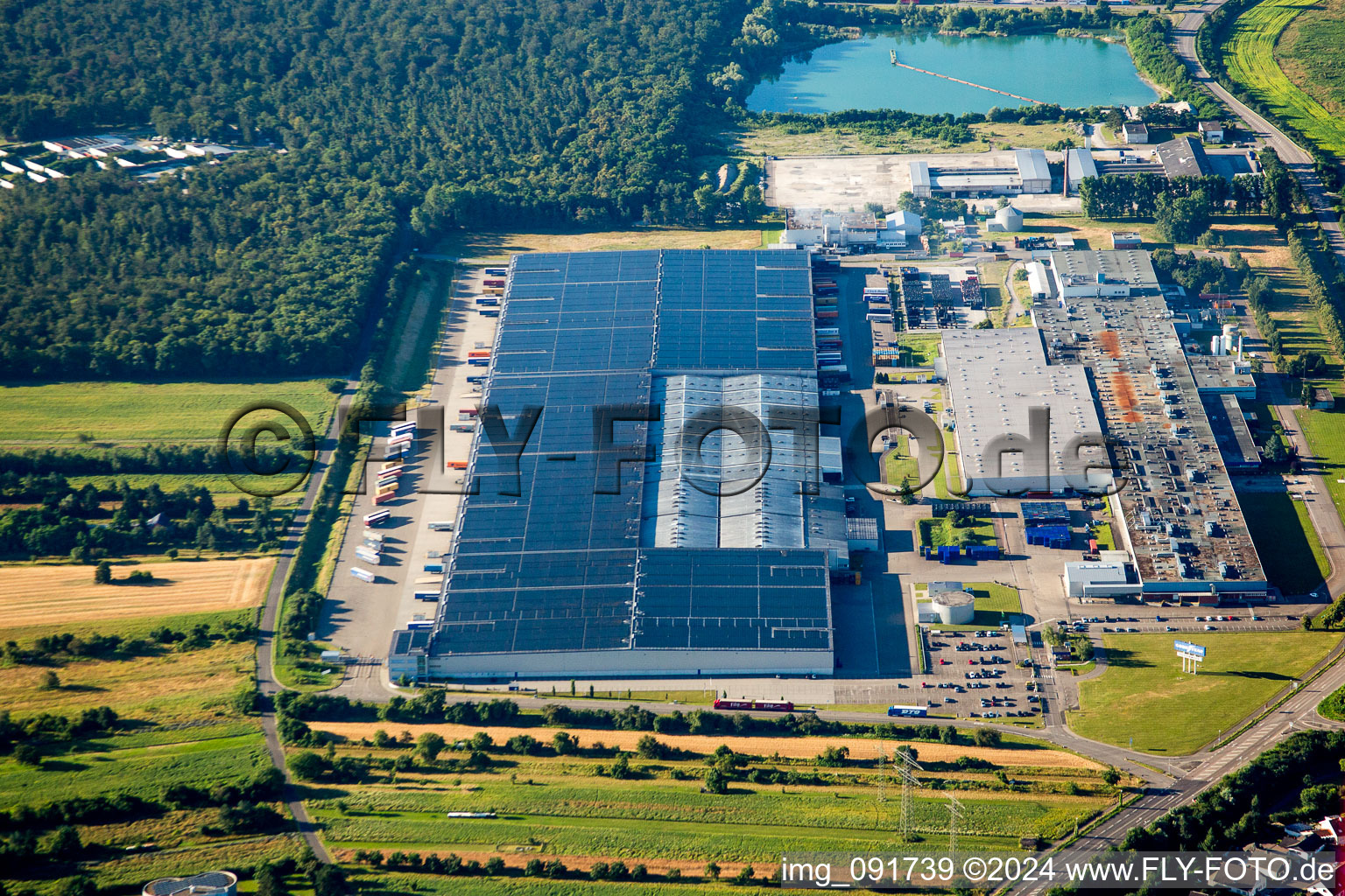 Vue aérienne de Locaux de l'usine Goodyear Dunlop Tyres Allemagne sur Goodyearstrasse. Impliqué : Goodyear Dunlop Tires Germany GmbH à Philippsburg dans le département Bade-Wurtemberg, Allemagne