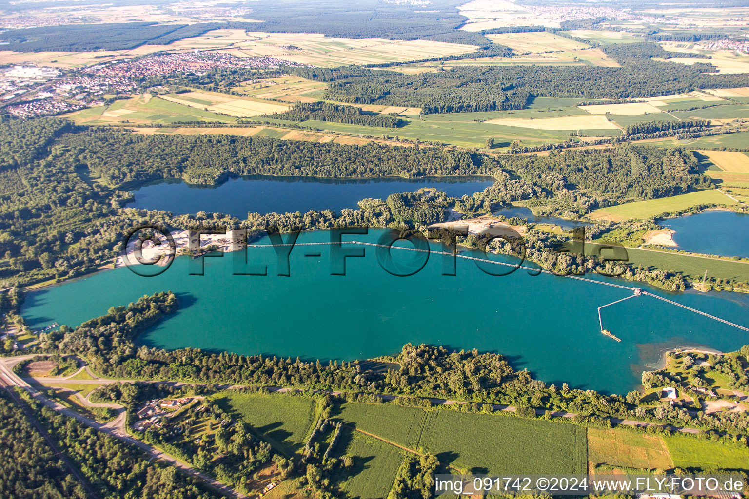 Vue aérienne de Zones forestières au bord des lacs Hardtsee Landgraben, Alter Baggersee et du lac de baignade Huttenheim à le quartier Huttenheim in Philippsburg dans le département Bade-Wurtemberg, Allemagne