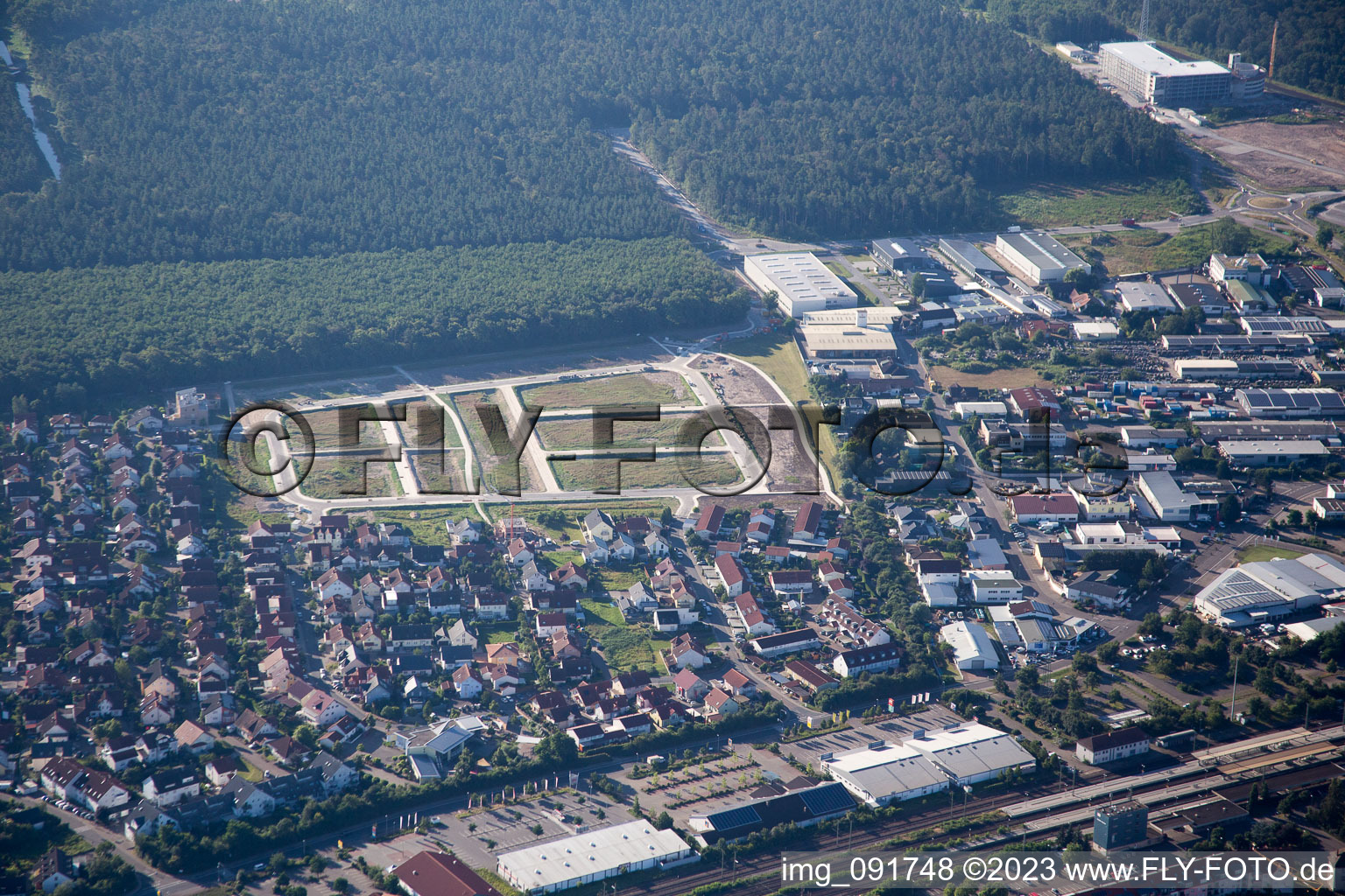 Vue aérienne de Nouvelle zone de développement Käthe-Kollwitz-Ring à le quartier Neudorf in Graben-Neudorf dans le département Bade-Wurtemberg, Allemagne