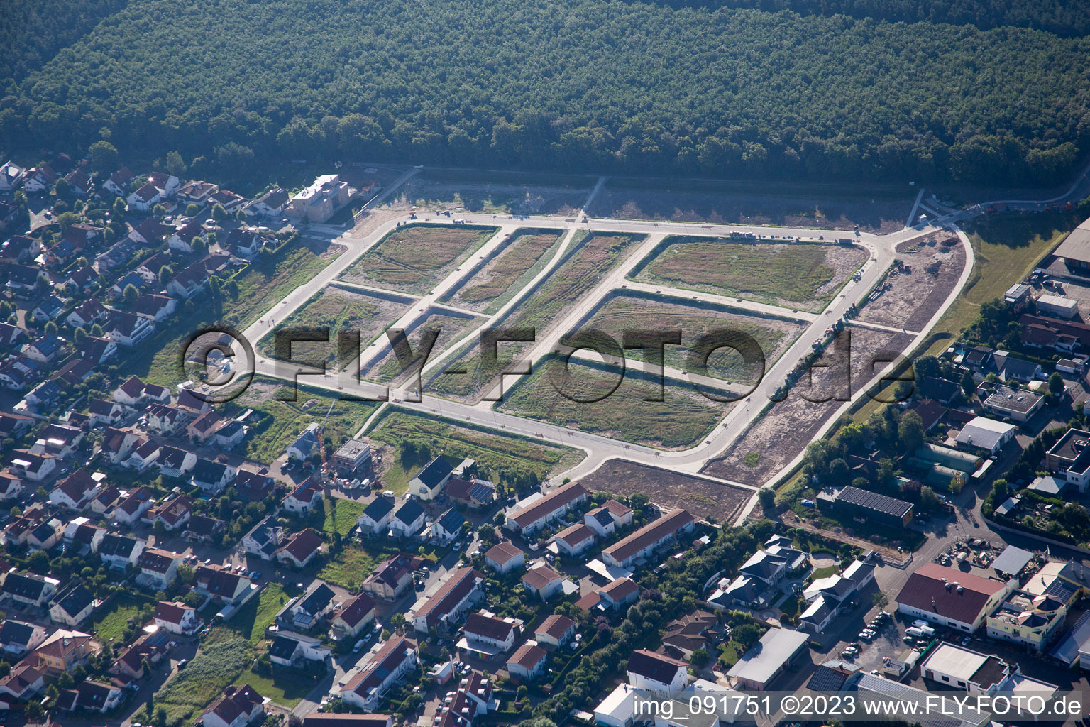 Vue aérienne de Nouvelle zone de développement Käthe-Kollwitz-Ring à le quartier Neudorf in Graben-Neudorf dans le département Bade-Wurtemberg, Allemagne