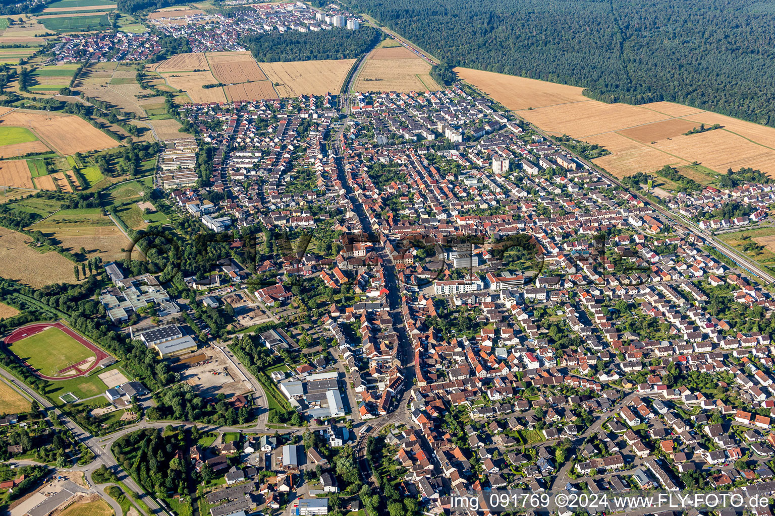 Vue aérienne de Vue des rues et des maisons des quartiers résidentiels à le quartier Blankenloch in Stutensee dans le département Bade-Wurtemberg, Allemagne