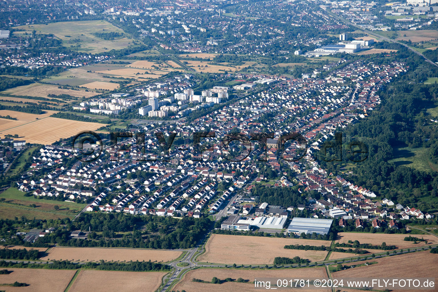 Quartier Neureut in Karlsruhe dans le département Bade-Wurtemberg, Allemagne du point de vue du drone