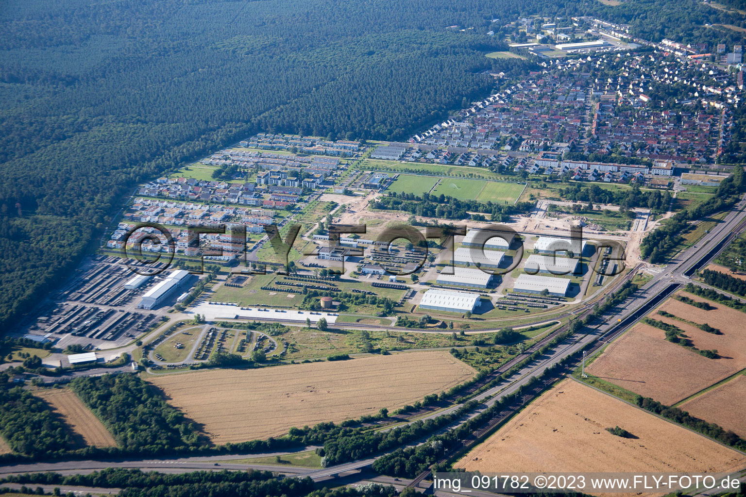 Quartier Neureut in Karlsruhe dans le département Bade-Wurtemberg, Allemagne d'un drone